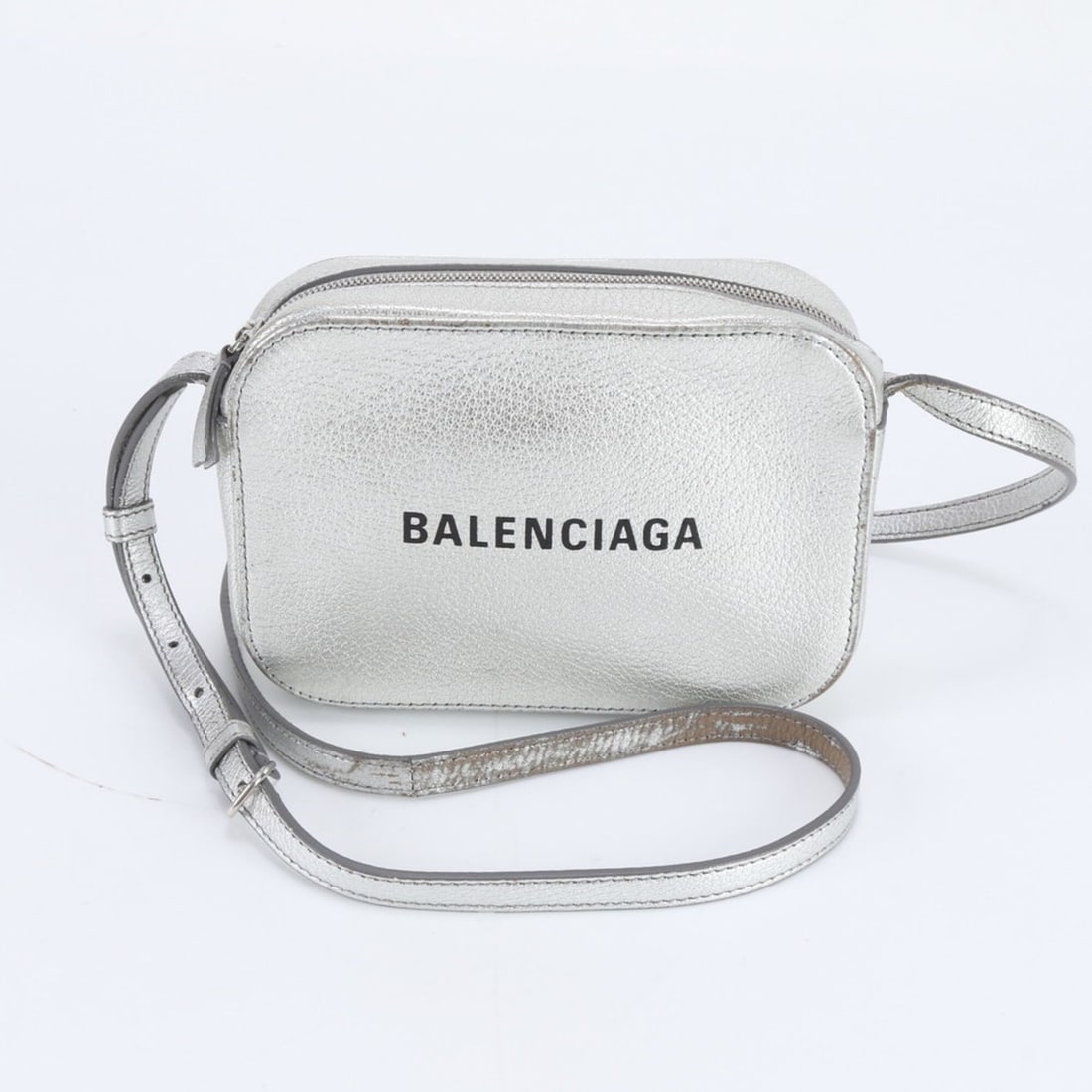 Balenciaga Everyday Camera Bag XS 552372 Leather Shoulder Crossbody Silver Women's: --- Catalog ---Category: SizeSize (HxWxD): 12cm x 18cm x 5cm / 4.72'' x 7.08'' x 1.96''Strap Length: 113cm / 44.48''Category: DesignType: Shoulder bagColor: SilverGender: WomenMaterial: Leather Catego
