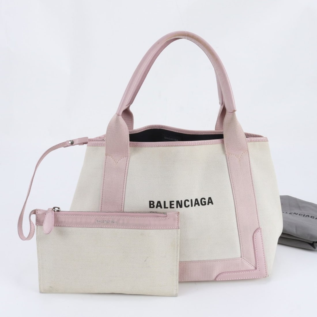 Balenciaga handbag with pouch, navy, Cabas 339933, leather tote bag, handbag, shoulder women's: --- Catalog ---Category: SizeSize (HxWxD): 24cm x 29cm x 17cm / 9.44'' x 11.41'' x 6.69''Handle Length: 43cm / 16.92''Category: DesignType: Handbag, Tote bagColor: Beige, PinkGender: WomenMaterial: Le