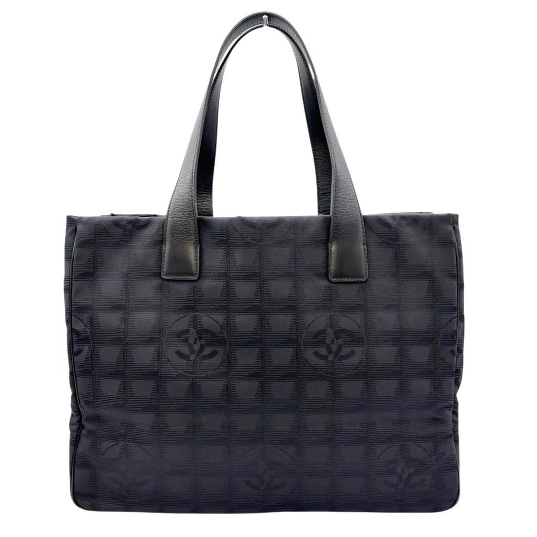 Chanel New Travel Line MM Tote Bag, Nylon, A15991, Black, Women's: --- Catalog ---Category: SizeSize (HxWxD): 26.5cm x 34cm x 14.5cm / 10.43'' x 13.38'' x 5.7''Category: DesignType: Tote bagColor: BlackGender: WomenMaterial: Nylon Category: GeneralLine: New Travel