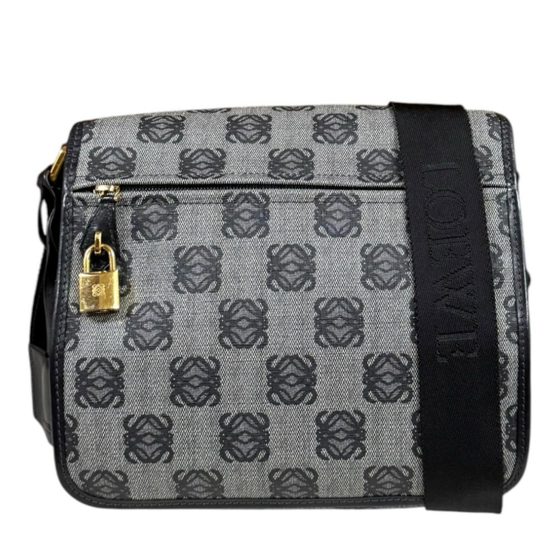 Loewe Anagram Shoulder Bag, Grey, Women's LOEWE: --- Catalog ---Category: SizeWeight: 680g / 1.49lb.Size (HxWxD): 22cm x 34.5cm x 5.5cm / 8.66'' x 13.58'' x 2.16''Strap Length: 82cm - 150cm / 32.28'' - 59.05''Category: DesignType: Shoulder