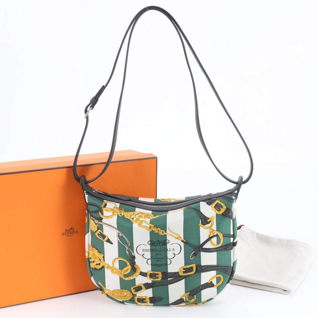 Unused Hermes K stamp, manufactured in 2025, Sursoy To Go 2-way shoulder bag, crossbody silk: --- Catalog ---Category: SizeSize (HxWxD): 17cm x 22cm x 3cm / 6.69'' x 8.66'' x 1.18''Strap Length: 93cm / 36.61''Handle Length: 58cm / 22.83''Category: DesignType: Shoulder bagColor: GreenGender: