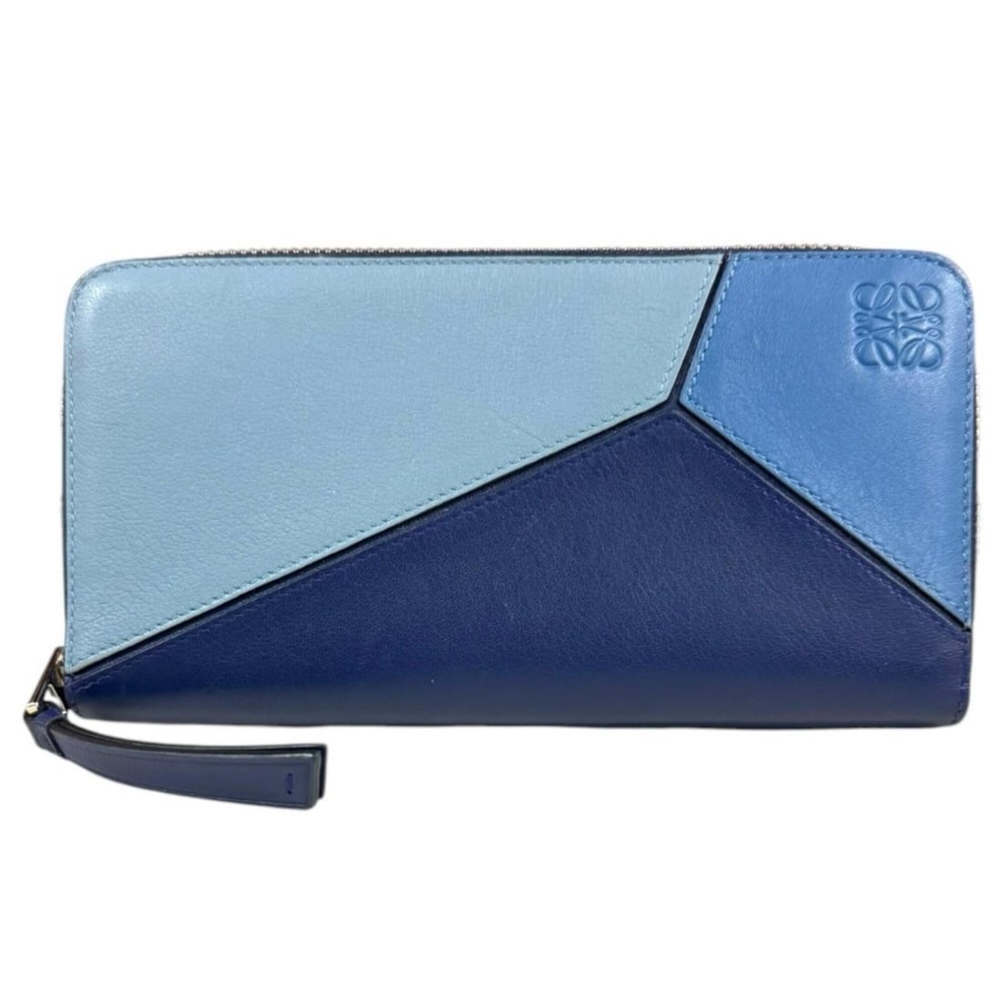 Loewe Puzzle Zip Around Wallet Long 122.30DF13 Women's LOEWE: --- Catalog ---Category: SizeWeight: 180g / 6.34oz.Size (HxWxD): 10cm x 19cm x 2cm / 3.93'' x 7.48'' x 0.78''Category: DesignType: Long wallet (bi-fold)Color: BlueGender: WomenClosure: ZipperHandmade: