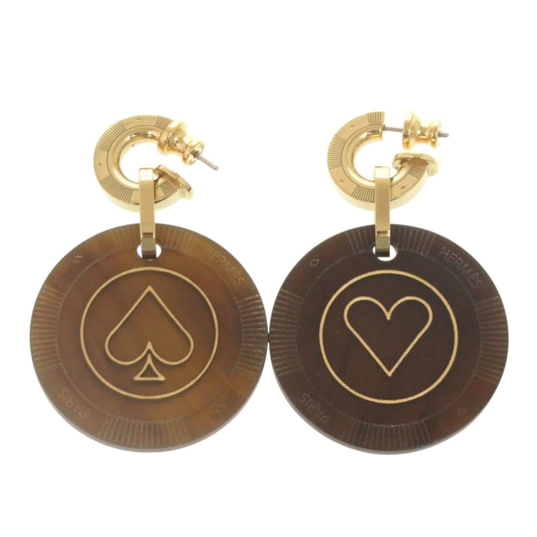 Like New Hermes Fête Vaux Joues Heart Spade Buffalo Horn Brown Earrings 0465HERMES: --- Catalog ---Category: SizeSize (HxWxD): 35.00mm x 35.00mm / 1.38'' x 1.38''Category: DesignType: Stud earringsColor: Brown, GoldGender: WomenMaterial: Buffalo hornCategory: GeneralBrand: HermesCoun