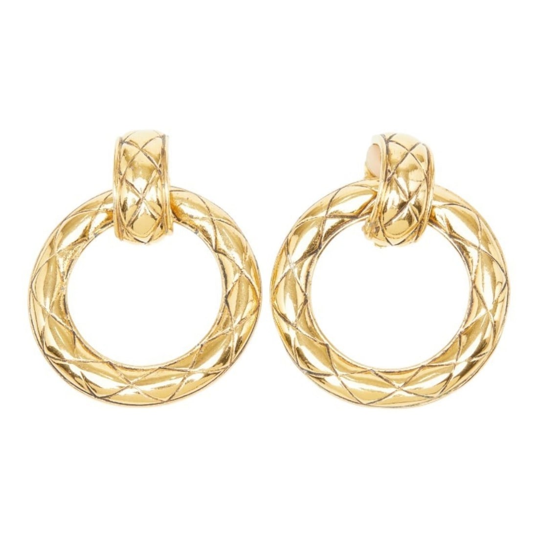 Chanel Matelassé Round Earrings, Gold Plated, Women's.: --- Catalog ---Category: SizeSize (HxWxD): 55.30mm x 46.90mm / 2.18'' x 1.85''Category: DesignType: Clip earringsColor: GoldGender: WomenCategory: GeneralLine: MatelasseBrand: Chanel--- Item List ---S
