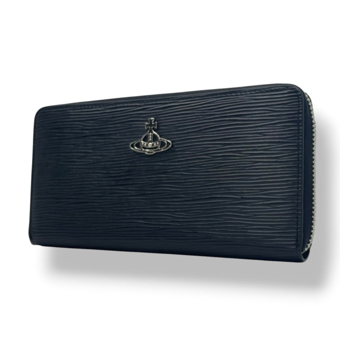 Vivienne Westwood long wallet, black embossed leather, orb logo, silver hardware, men's/women's, M2: --- Catalog ---Category: SizeSize (HxWxD): 10cm x 19cm x 2.5cm / 3.93'' x 7.48'' x 0.98''Category: DesignType: Long wallet (bi-fold)Color: BlackGender: Men,WomenMaterial: Leather Category: GeneralBran