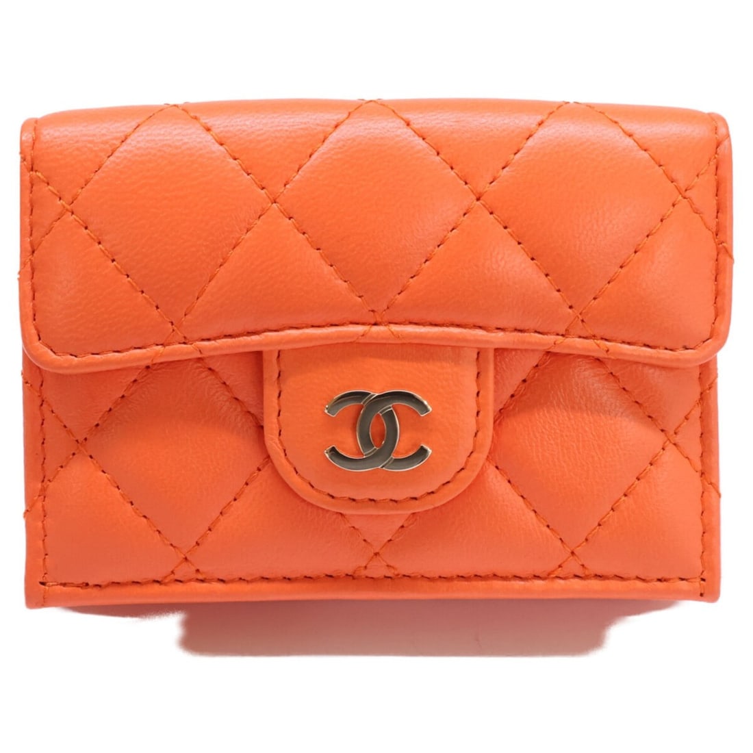 CHANEL (Chanel) Excellent Condition, Serial Number 30s, AP0230 Matelassé Classic Small Flap Wallet,: --- Catalog ---Category: SizeSize (HxWxD): 7cm x 10.5cm x 3cm / 2.75'' x 4.13'' x 1.18''Category: DesignType: Wallet (tri-fold)Color: OrangeGender: WomenMaterial: Leather Leather/Fur Type: LambskinCat