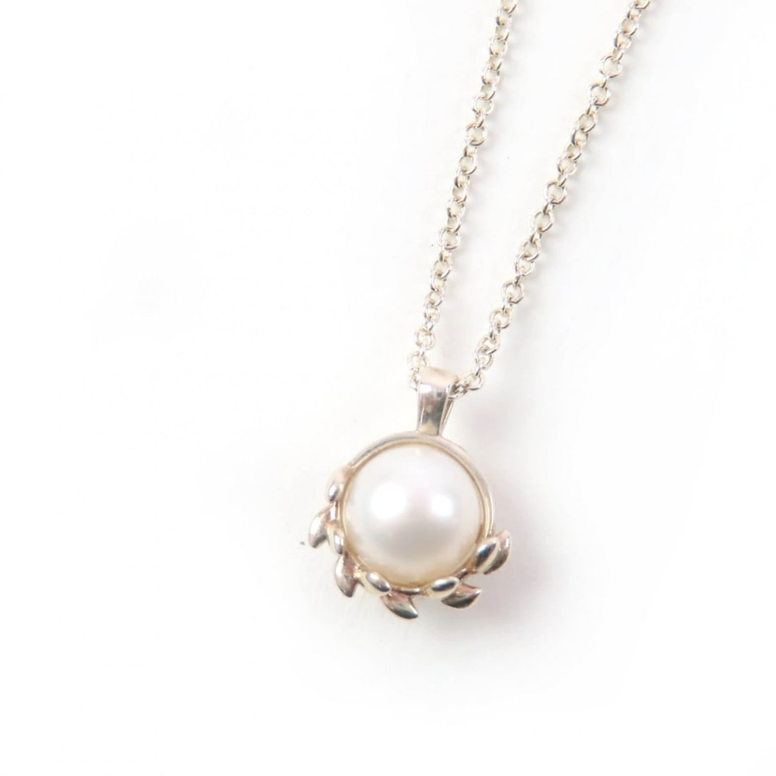 TIFFANY&Co. Tiffany Paloma Picasso Olive Leaf Pendant AG925 Pearl Necklace, purchased November 2025,: --- Catalog ---Category: SizePendant Size: 12mm x 9mm / 0.47'' x 0.35''Neck Circumference: 41 cm / 16.14''Category: DesignColor: SilverStone: PearlGender: WomenMaterial: Silver 925Necklace Type: Neckl