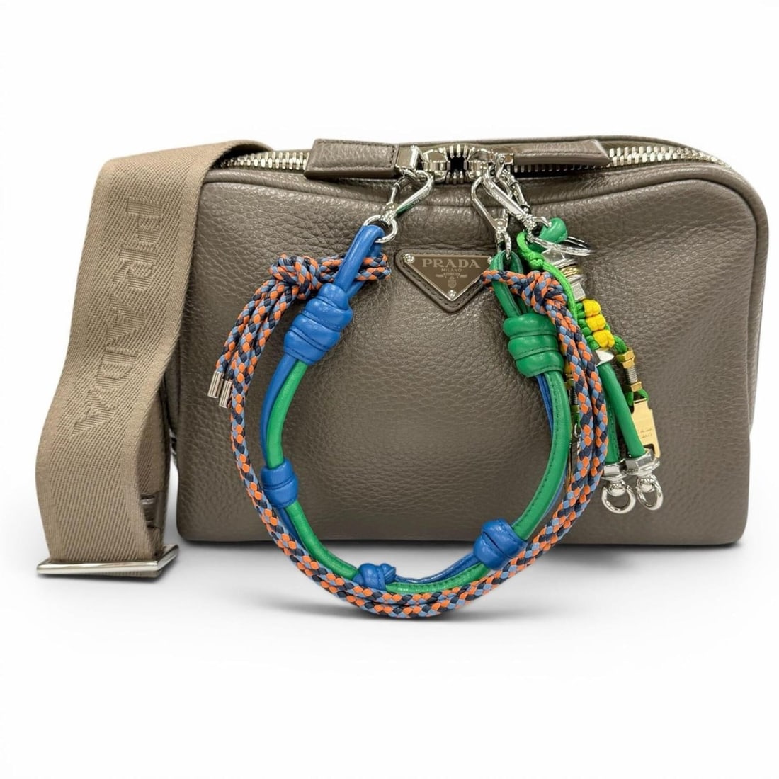 PRADA 2VH181 Triangle Logo Trick Charm Vitello Daino Leather Shoulder Bag, Greige, Made in Italy,: --- Catalog ---Category: SizeSize (HxWxD): 17cm x 27cm x 7.5cm / 6.69'' x 10.62'' x 2.95''Category: DesignType: Shoulder bagColor: GrayishGender: WomenMaterial: Leather Category: GeneralMPN: 2VH181Bra