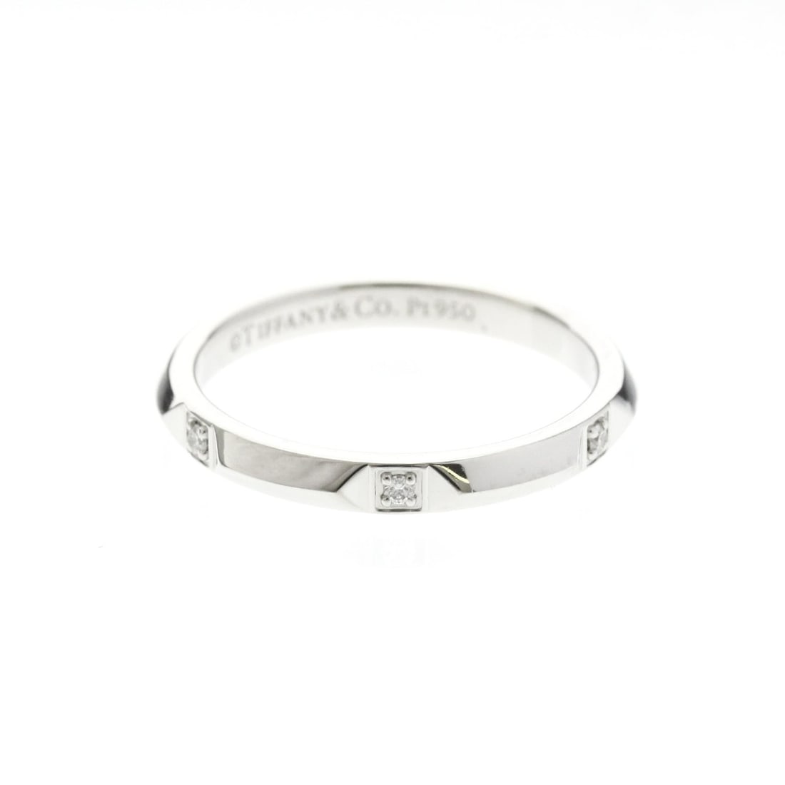 Tiffany True Band Ring Diamond Platinum Fashion Diamond Band Ring Silver: --- Catalog ---Category: SizeWidth: 2.7mm / 0.11''Weight: 5g / 0.17oz.JP Size: 16US Size: 7.5Category: DesignType: Band ringColor: SilverMetal: PlatinumStone: DiamondStyle: FashionGender: Men,WomenMat