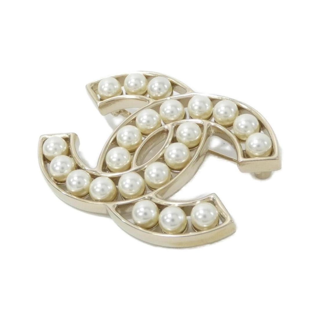 Chanel 64978 Brooch: --- Catalog ---Category: SizeSize (HxWxD): 4cm x 5.5cm / 1.57'' x 2.16''Category: DesignType: BroochColor: Gold, WhiteGender: WomenCategory: GeneralMPN: 64978Brand: Chanel--- Item List ---Section:
