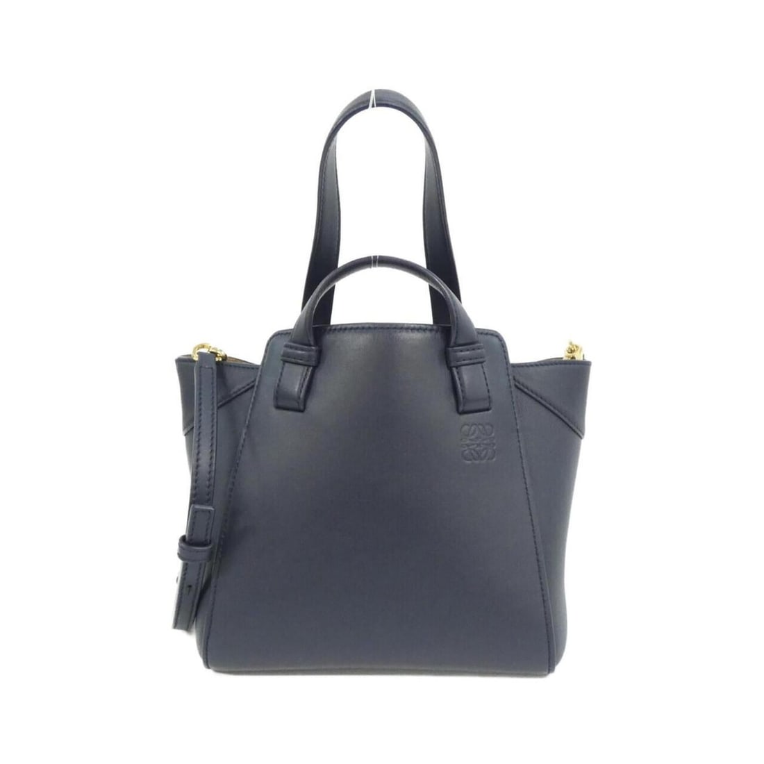 Loewe Hammock Nugget A538H04X02 Handbag: --- Catalog ---Category: SizeWeight: 500g / 1.1lb.Size (HxWxD): 20cm x 27.5cm x 17cm / 7.87'' x 10.82'' x 6.69''Strap Length: 86cm - 113cm / 33.85'' - 44.48''Handle Length: 12cm - 35cm / 4.72'' - 13.7