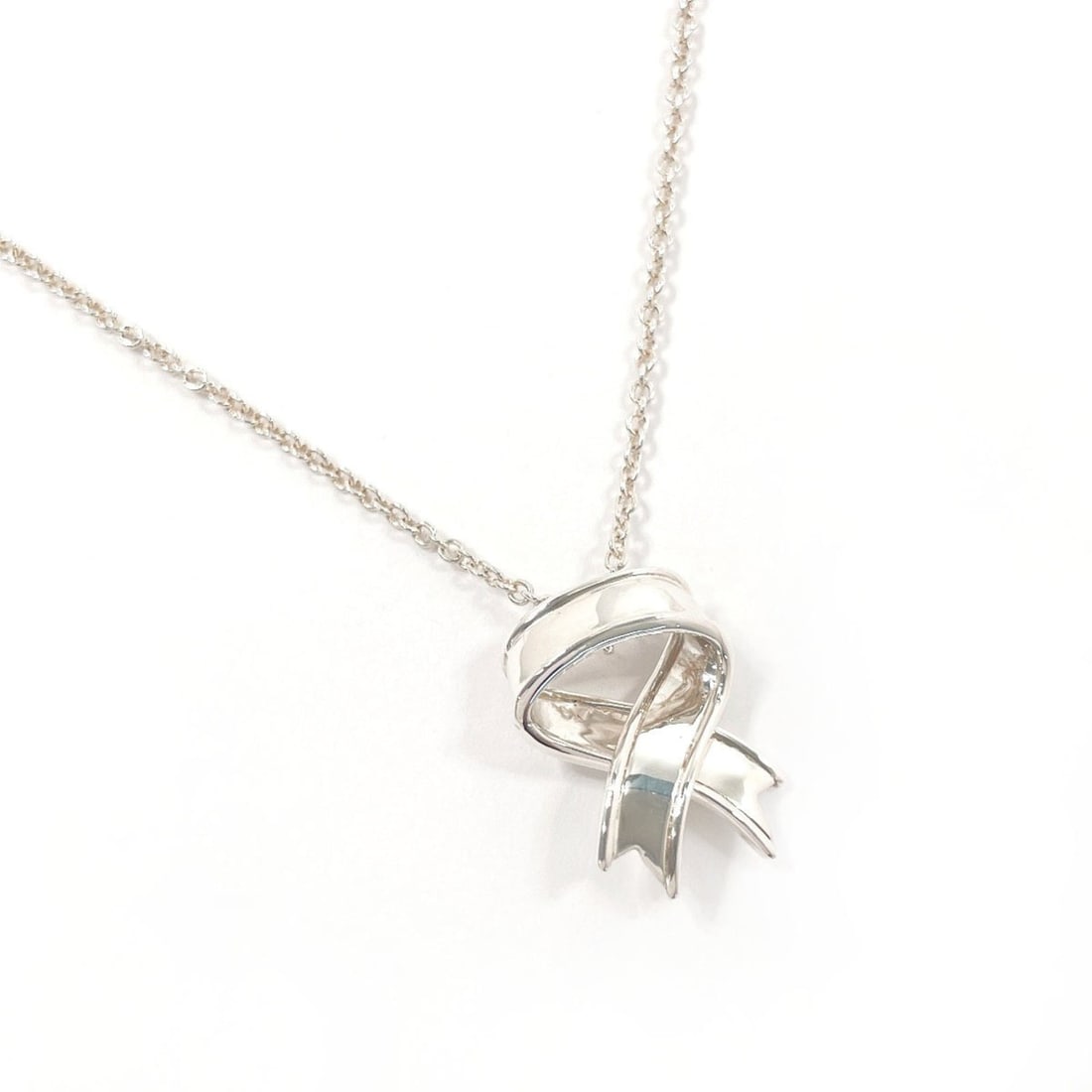 TIFFANY&Co. Tiffany Ribbon Necklace, Sterling Silver 925, Silver, Women's: --- Catalog ---Category: SizeWeight: 4.71g / 0.16oz.Pendant Size: 18mm x 13.5mm / 0.7'' x 0.53''Neck Circumference: 44.5 cm / 17.51''Category: DesignColor: SilverGender: WomenMaterial: Silver 925Neckl