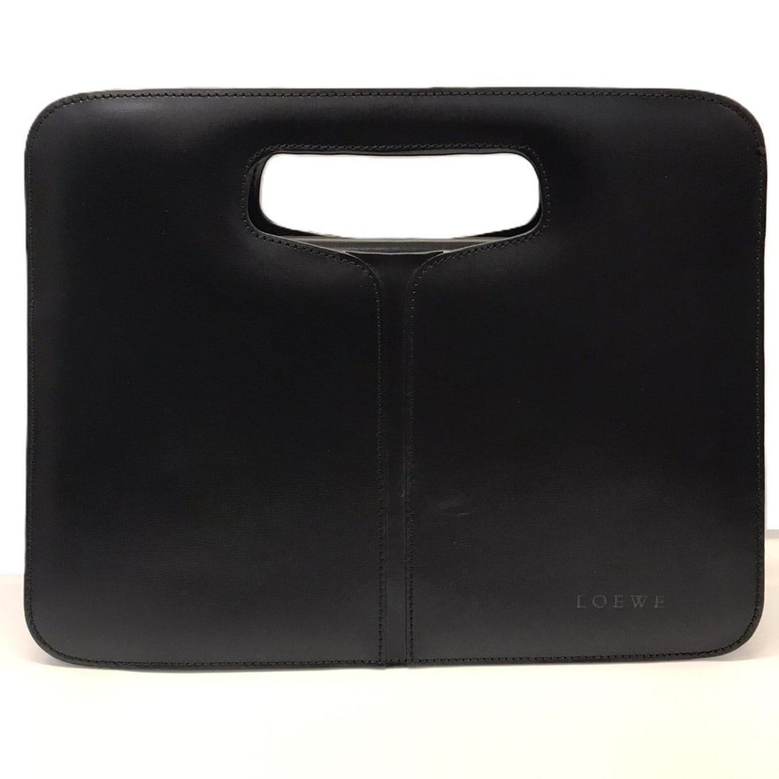 Loewe embossed leather clutch handbag, black.: --- Catalog ---Category: SizeSize (HxWxD): 22.5cm x 29cm x 8.5cm / 8.85'' x 11.41'' x 3.34''Category: DesignType: Clutch bag, HandbagColor: BlackGender: MenMaterial: Leather Category: GeneralBrand: Lo