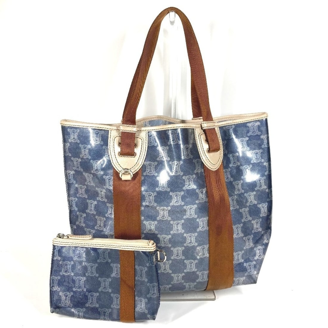 CELINE Celine handbag with pouch, Triomphe logo, beach bag, tote shoulder vinyl leather, men's and: --- Catalog ---Category: SizeSize (HxWxD): 29.5cm x 30cm x 12cm / 11.61'' x 11.81'' x 4.72''Category: DesignType: Beach bag, Handbag, Pouch, Shoulder bag, Tote bagColor: Blue, WhiteGender: Men,WomenMa
