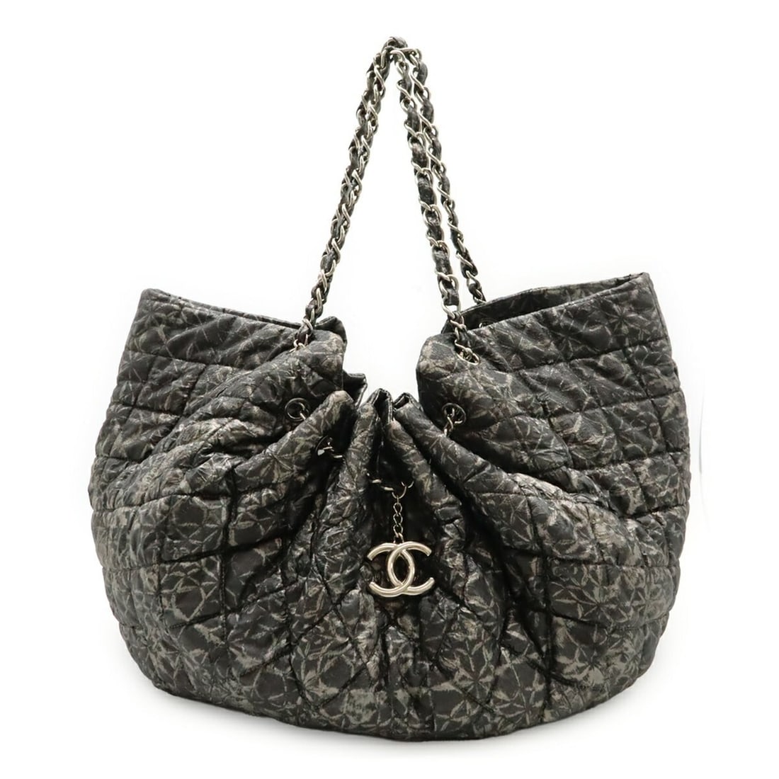 CHANEL Melrose Cabas Coco Mark Chain Shoulder Bag Tote Nylon Gray Silver A47190: --- Catalog ---Category: SizeSize (HxWxD): 30cm x 58cm x 15cm / 11.81'' x 22.83'' x 5.9''Category: DesignType: Shoulder bag, Tote bagColor: Gray, SilverGender: WomenMaterial: Nylon Category: GeneralMP