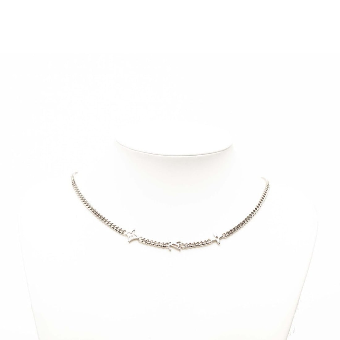 Louis Vuitton Monogram Raw Flower Motif Chain Necklace M01490 Silver Metal Women's LOUIS VUITTON: --- Catalog ---Category: SizePendant Size: 9.2mm x 9mm / 0.36'' x 0.35''Neck Circumference: 64 cm / 25.19''Category: DesignColor: MonogramGender: WomenMaterial: MonogramNecklace Type: NecklaceCategory