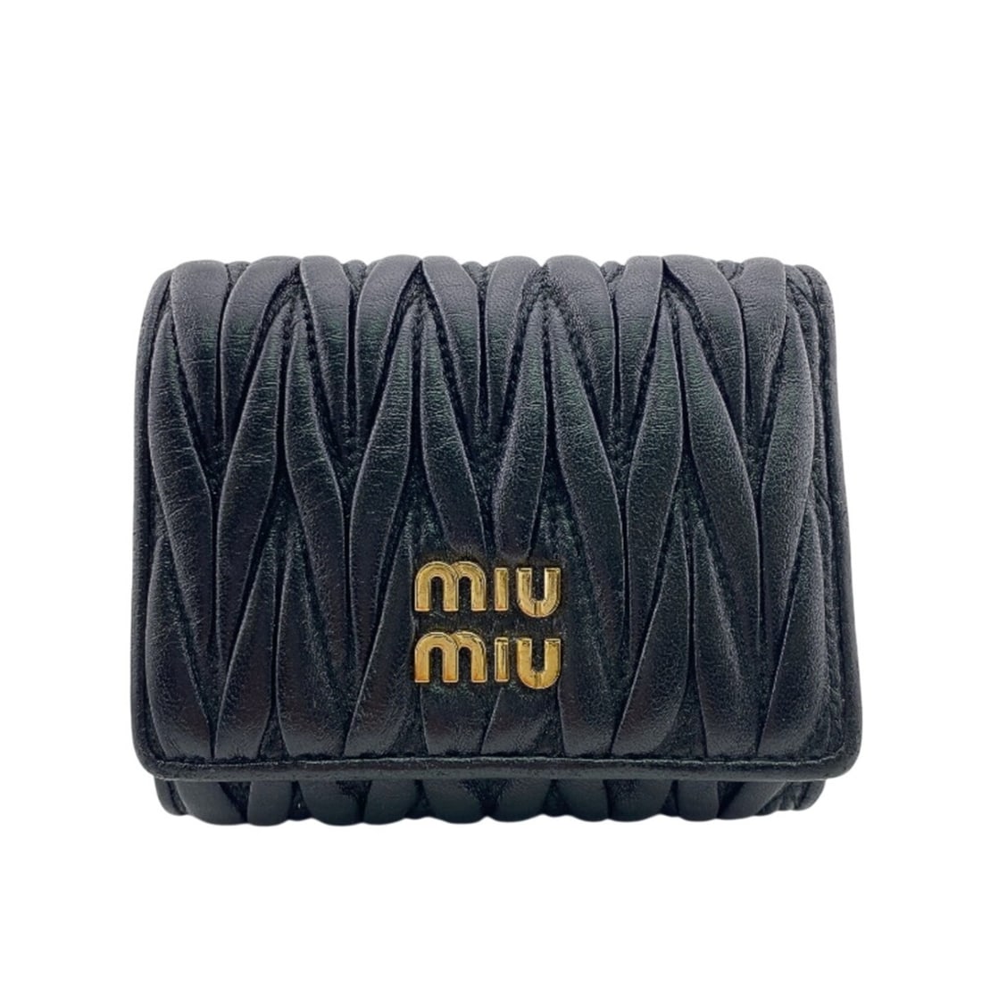 Miu Miu MIUMIU 5MH033 Matelassé Tri-fold Wallet, Black: --- Catalog ---Category: SizeSize (HxWxD): 9cm x 11cm / 3.54'' x 4.33''Category: DesignType: Wallet (tri-fold)Color: BlackGender: WomenMaterial: Leather Category: GeneralMPN: 5MH033Brand: Miu Miu--- I