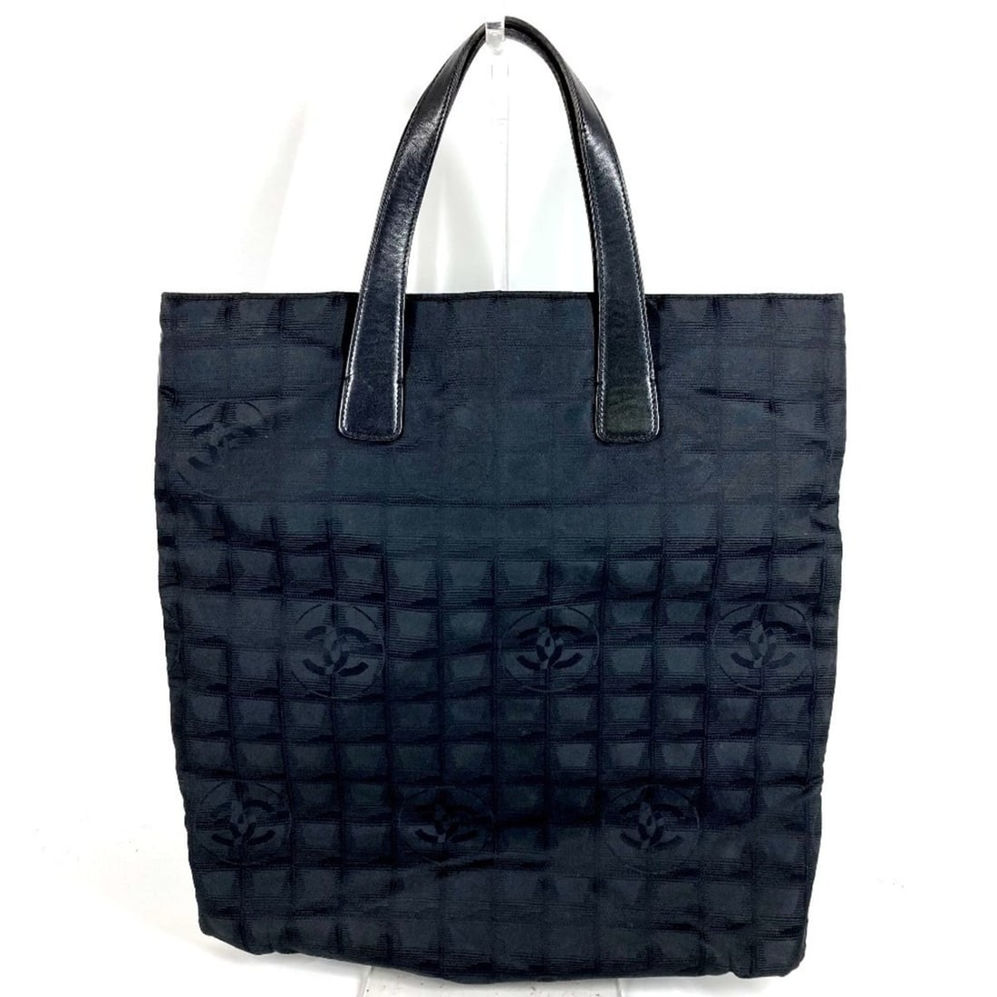 CHANEL New Travel Line Flat Tote Bag, Shopper Vertical Tote, Handbag, Nylon Canvas, Leather, Men's,: --- Catalog ---Category: SizeSize (HxWxD): 38cm x 37.5cm / 14.96'' x 14.76''Category: DesignType: Handbag, Tote bagColor: BlackGender: Men,WomenMaterial: Nylon canvas , Leather Category: GeneralBrand: