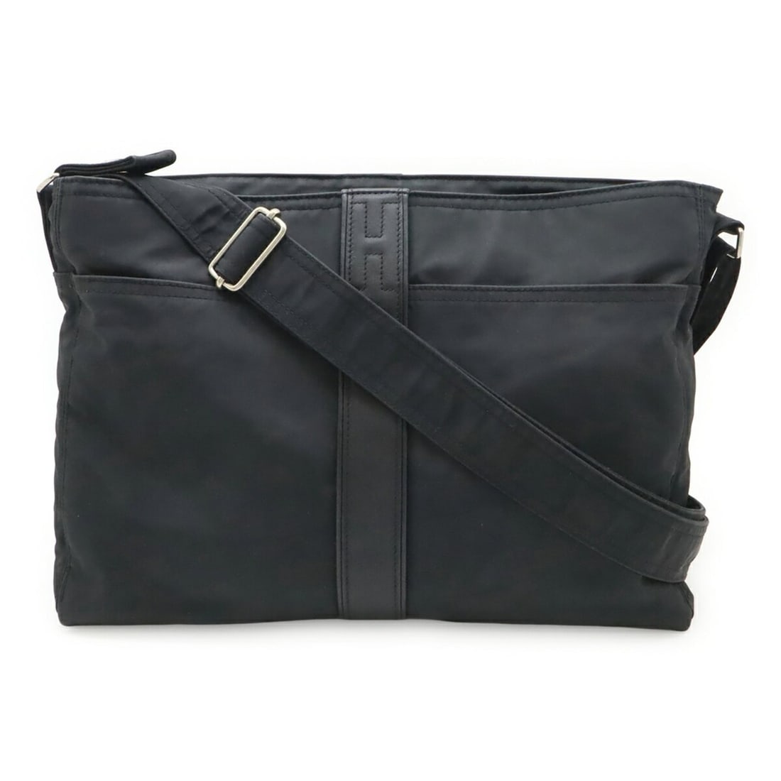 HERMES Acapulco Bassas MM Tote Bag, Large Handbag, Toile Chevron Canvas Leather, Black: --- Catalog ---Category: SizeSize (HxWxD): 26cm x 37.5cm x 8cm / 10.23'' x 14.76'' x 3.14''Category: DesignType: Handbag, Tote bagColor: BlackGender: Men,WomenMaterial: Toile chevron , Leather Categor