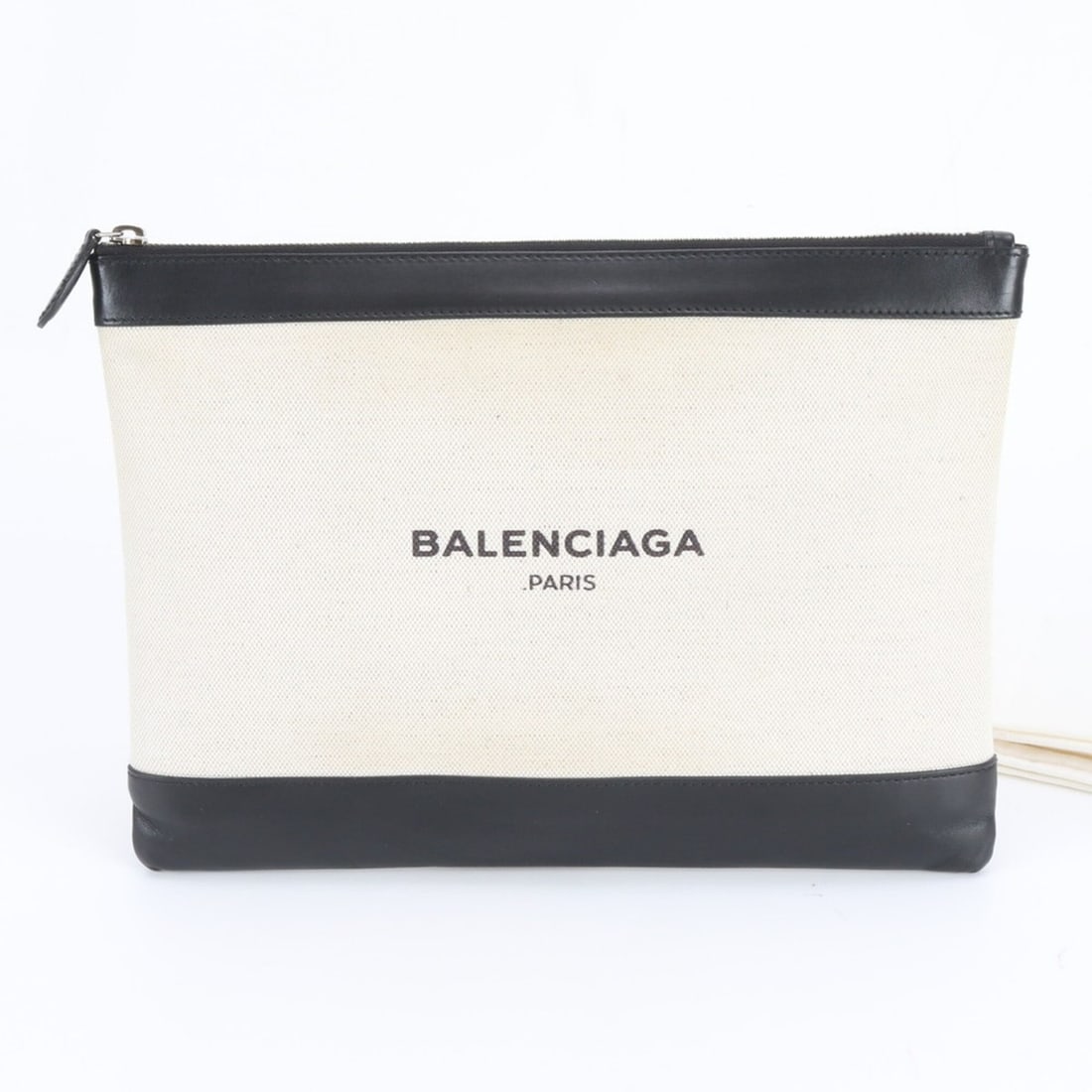 Balenciaga Navy Clip M 420407 Leather Second Bag Clutch Handbag Pouch Men's: --- Catalog ---Category: SizeSize (HxWxD): 23cm x 31cm x 2cm / 9.05'' x 12.2'' x 0.78''Category: DesignType: Handbag, PouchColor: Black, IvoryGender: MenMaterial: Leather , Canvas Category: GeneralMPN
