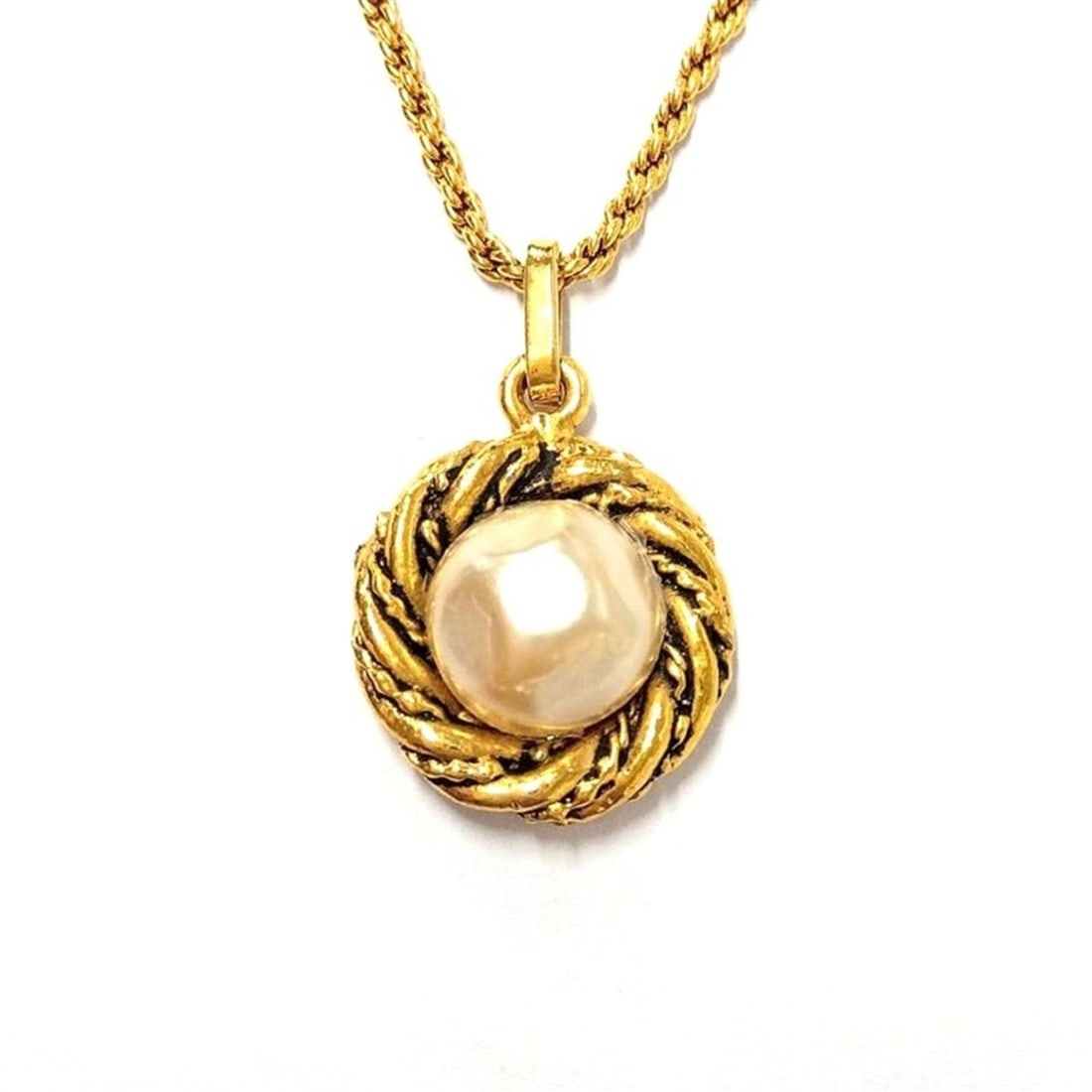 Chanel Vintage Necklace 3628 GP Faux Pearl Gold Choker: --- Catalog ---Category: SizePendant Size: 14mm x 14mm / 0.55'' x 0.55''Neck Circumference: 38 cm / 14.96''Category: DesignColor: GoldGender: WomenMaterial: Gold platingNecklace Type: NecklaceCategory