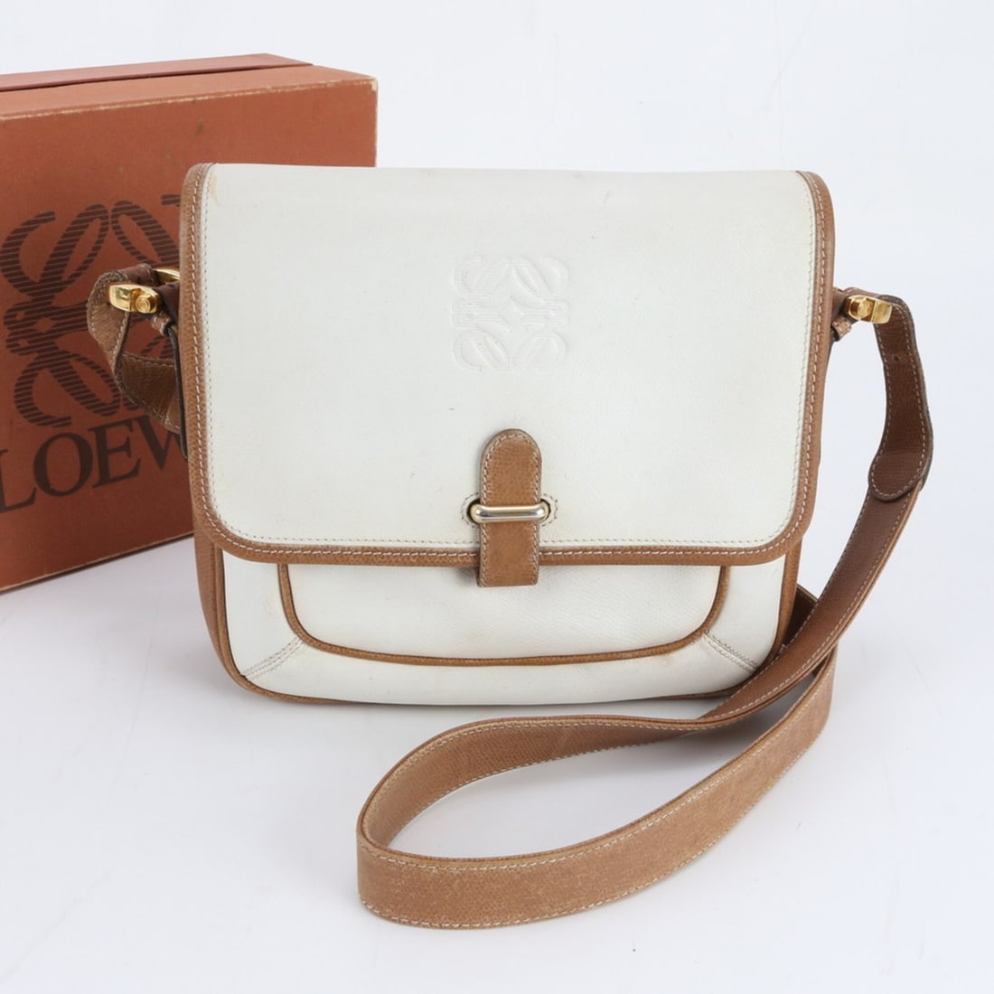 Loewe Anagram Leather Shoulder Bag, Crossbody Handbag, Tote Women's: --- Catalog ---Category: SizeSize (HxWxD): 20cm x 24cm x 6cm / 7.87'' x 9.44'' x 2.36''Category: DesignType: Handbag, Shoulder bag, Tote bagColor: Brown, WhiteGender: WomenMaterial: Leather Category: 