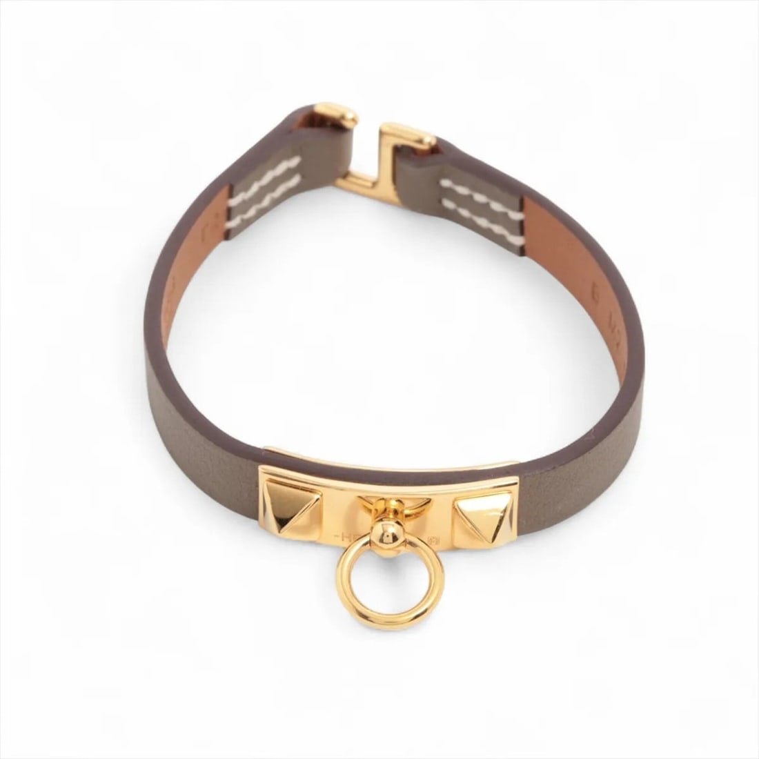 Hermes B stamp Mini Rival Leather Bracelet Etoupe Accessory Bangle for Women: --- Catalog ---Category: SizeTotal Length: 14.5cm / 5.7''Category: DesignType: Charm braceletColor: Etoupe grayGender: WomenMaterial: LeatherCategory: GeneralBrand: HermesCountry of Origin: France--- 