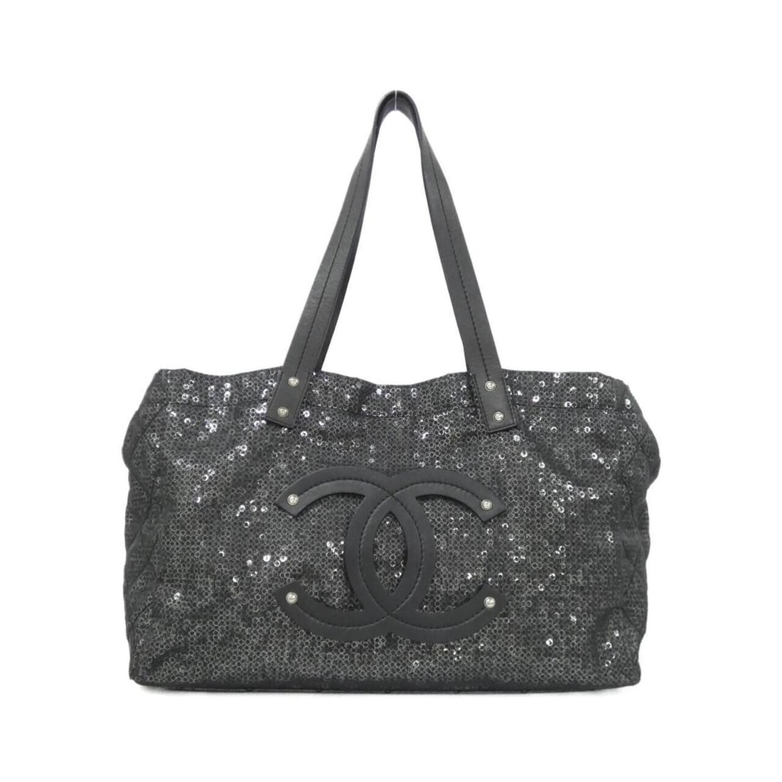 Chanel 46797 Shoulder Bag: --- Catalog ---Category: SizeWeight: 640g / 1.41lb.Size (HxWxD): 28cm x 43cm x 14cm / 11.02'' x 16.92'' x 5.51''Strap Length: 53cm / 20.86''Category: DesignType: Shoulder bagColor: BlackGender: WomenM