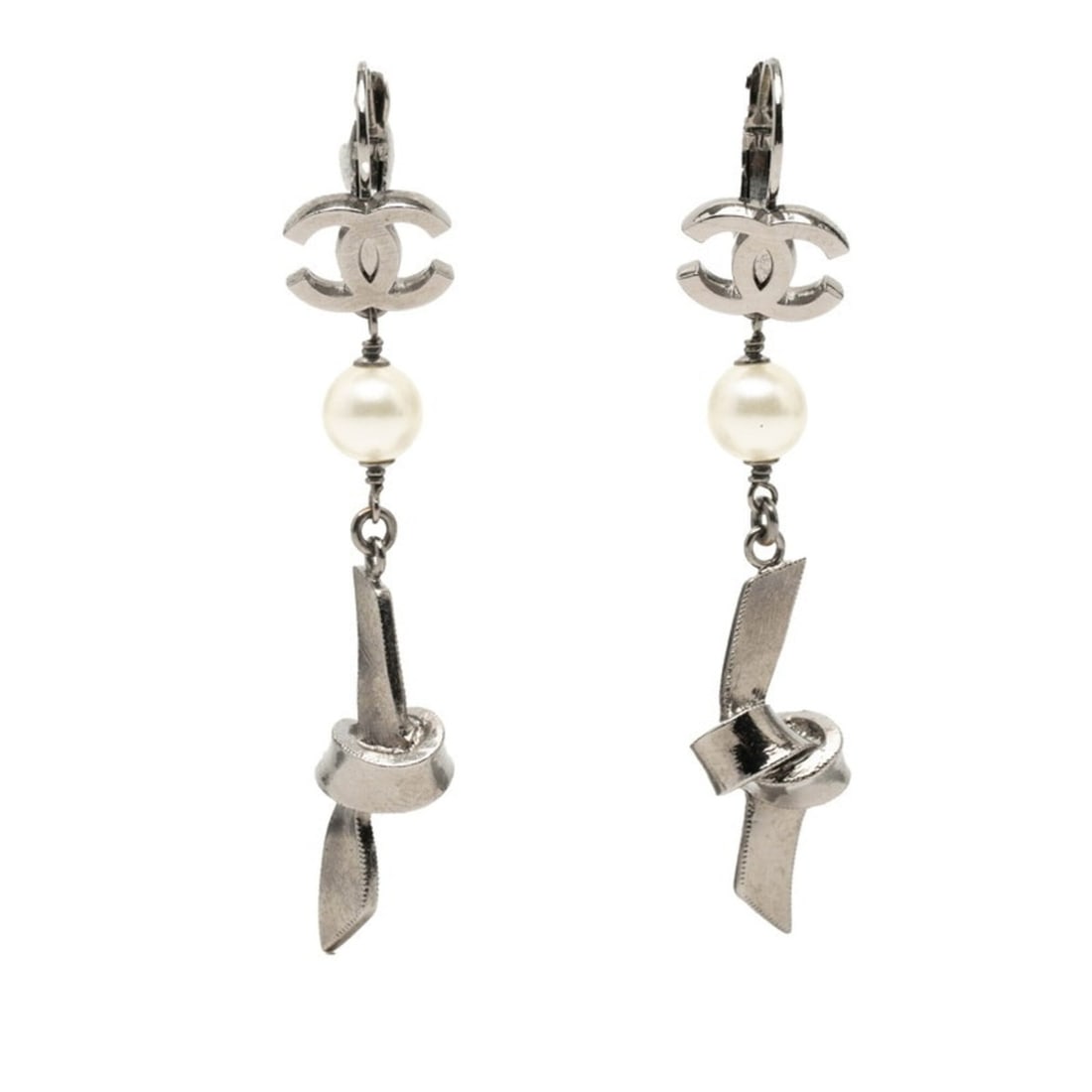 Chanel Coco Mark Ribbon Earrings, 05A Engraving, Silver Metal, Pearl, Women's CHANEL: --- Catalog ---Category: SizeSize (HxWxD): 71.50mm x 13.30mm / 2.81'' x 0.52''Category: DesignType: Stud earringsColor: SilverStone: PearlGender: WomenMaterial: MetalCategory: GeneralBrand: Chanel--- 