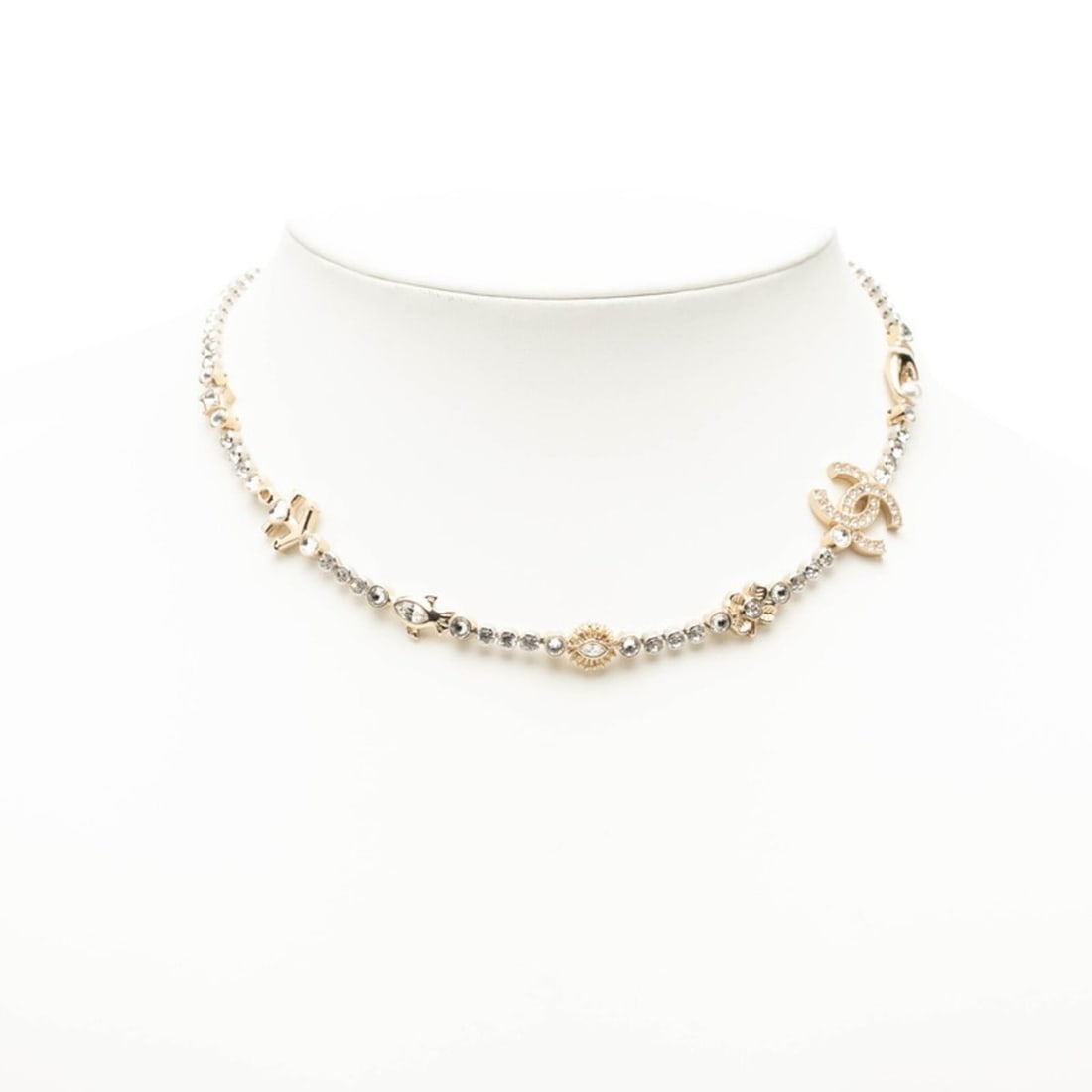 Chanel Cruise Collection Coco Mark Pearl Clover Choker Necklace Silver Gold Metal Plated Rhinestone: --- Catalog ---Category: SizePendant Size: 12.3mm x 16.2mm / 0.48'' x 0.63''Neck Circumference: 52 cm / 20.47''Category: DesignColor: Gold, SilverGender: WomenMaterial: Metal, RhinestoneNecklace Type: