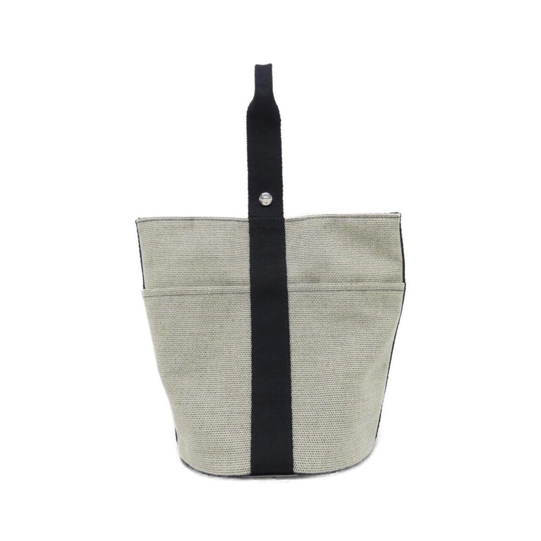 Hermes Saxo MM 102022M Handbag: --- Catalog ---Category: SizeSize (HxWxD): 26cm x 29cm x 21cm / 10.23'' x 11.41'' x 8.26''Category: DesignType: HandbagColor: BlackGender: Men,WomenMaterial: Canvas Hardware Color: SilverCategory: Gen