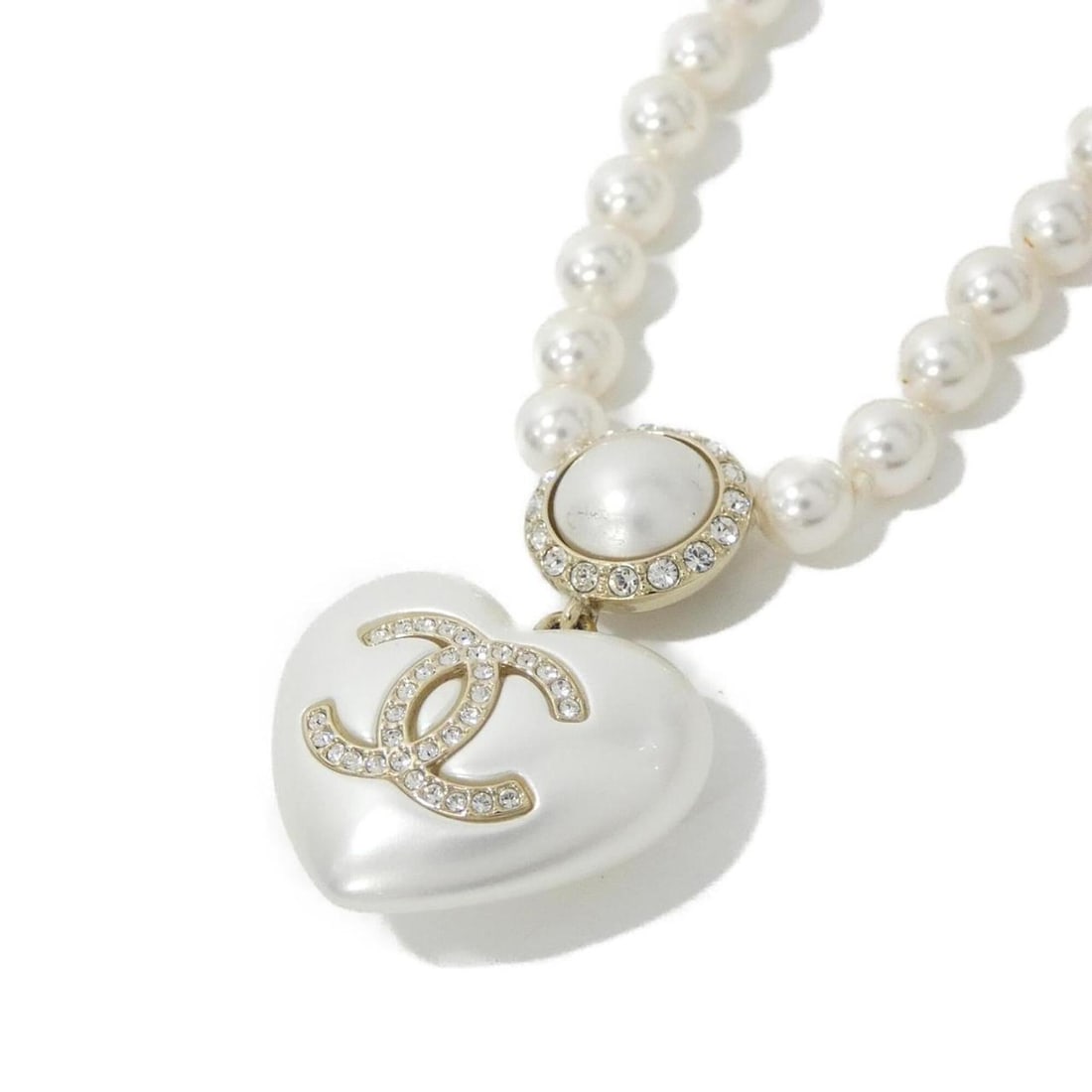 Chanel AB7012 Necklace: --- Catalog ---Category: SizePendant Size: 25mm x 30mm / 0.98'' x 1.18''Neck Circumference: 33 cm - 47 cm / 12.99'' - 18.5''Category: DesignColor: Gold, WhiteGender: Men,WomenNecklace Type: