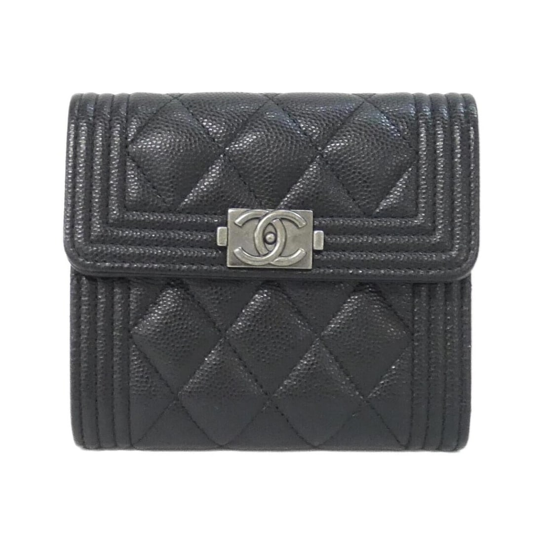 Chanel Boy line 80734 wallet: --- Catalog ---Category: SizeSize (HxWxD): 10cm x 12cm x 2cm / 3.93'' x 4.72'' x 0.78''Category: DesignType: Wallet (tri-fold)Color: BlackGender: Men,WomenMaterial: Grained Calfskin Category: GeneralM
