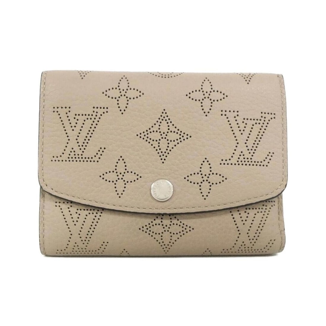 Louis Vuitton Mahina Portefeuille Victorine M82680 Wallet: --- Catalog ---Category: SizeSize (HxWxD): 9cm x 12cm x 2cm / 3.54'' x 4.72'' x 0.78''Category: DesignType: Wallet (tri-fold)Color: Beige, GalleGender: WomenMaterial: Mahina leather Category: