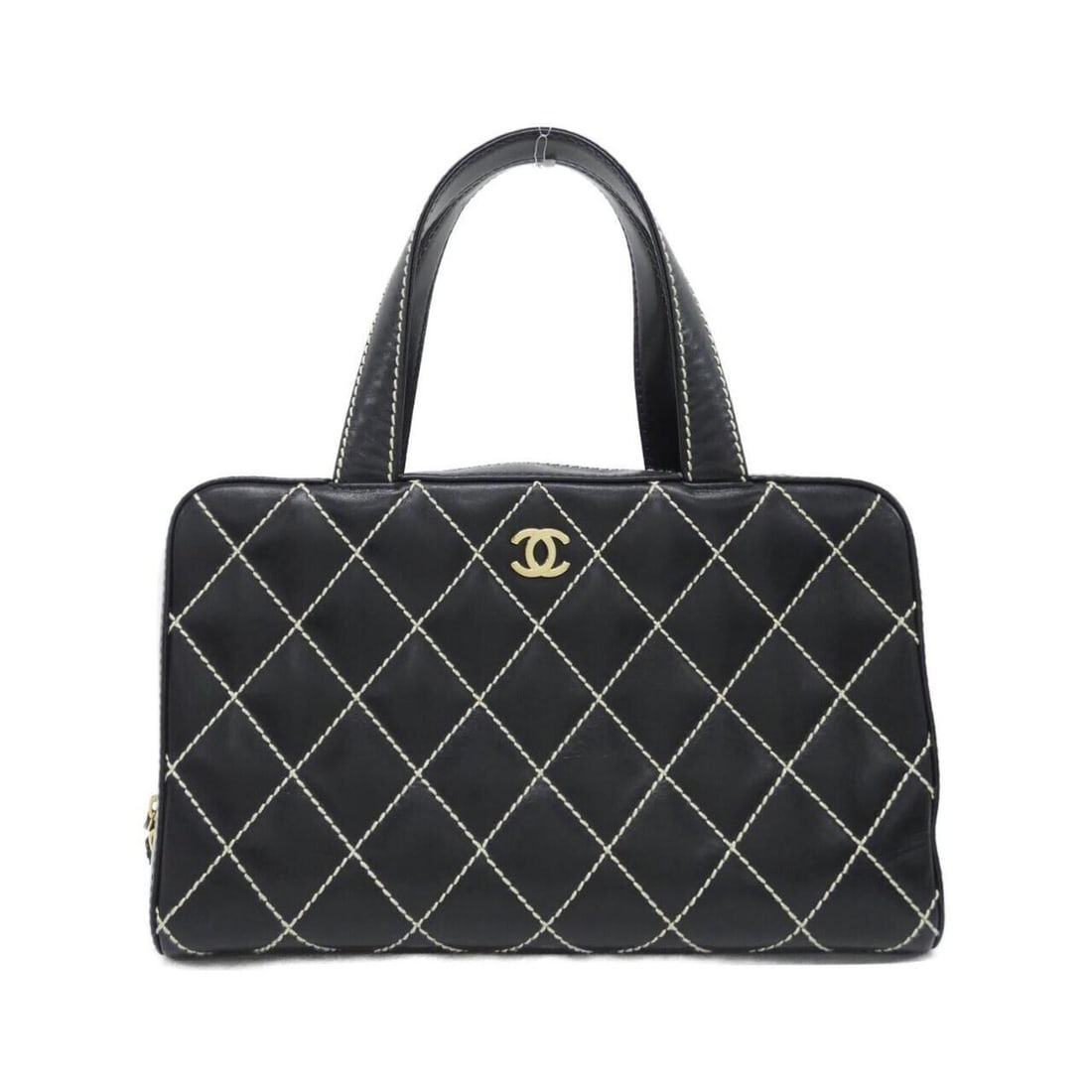 Chanel Wild Stitch Line 18121 Handbag: --- Catalog ---Category: SizeSize (HxWxD): 21cm x 33cm x 12cm / 8.26'' x 12.99'' x 4.72''Category: DesignType: HandbagColor: Beige, BlackGender: WomenMaterial: Leather Leather/Fur Type: CalfskinCatego