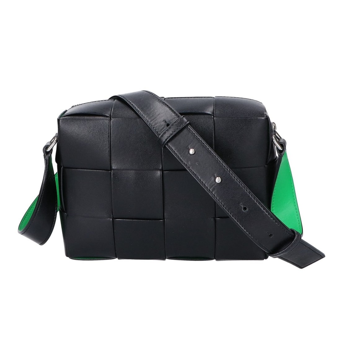BOTTEGA VENETA Cassette Camera Bag - Black, Men's, Intrecciato Leather, Black x Green, Shoulder: --- Catalog ---Category: SizeSize (HxWxD): 15cm x 21cm x 5cm / 5.9'' x 8.26'' x 1.96''Category: DesignType: Shoulder bagColor: BlackGender: MenMaterial: Leather Category: GeneralBrand: Bottega Veneta-