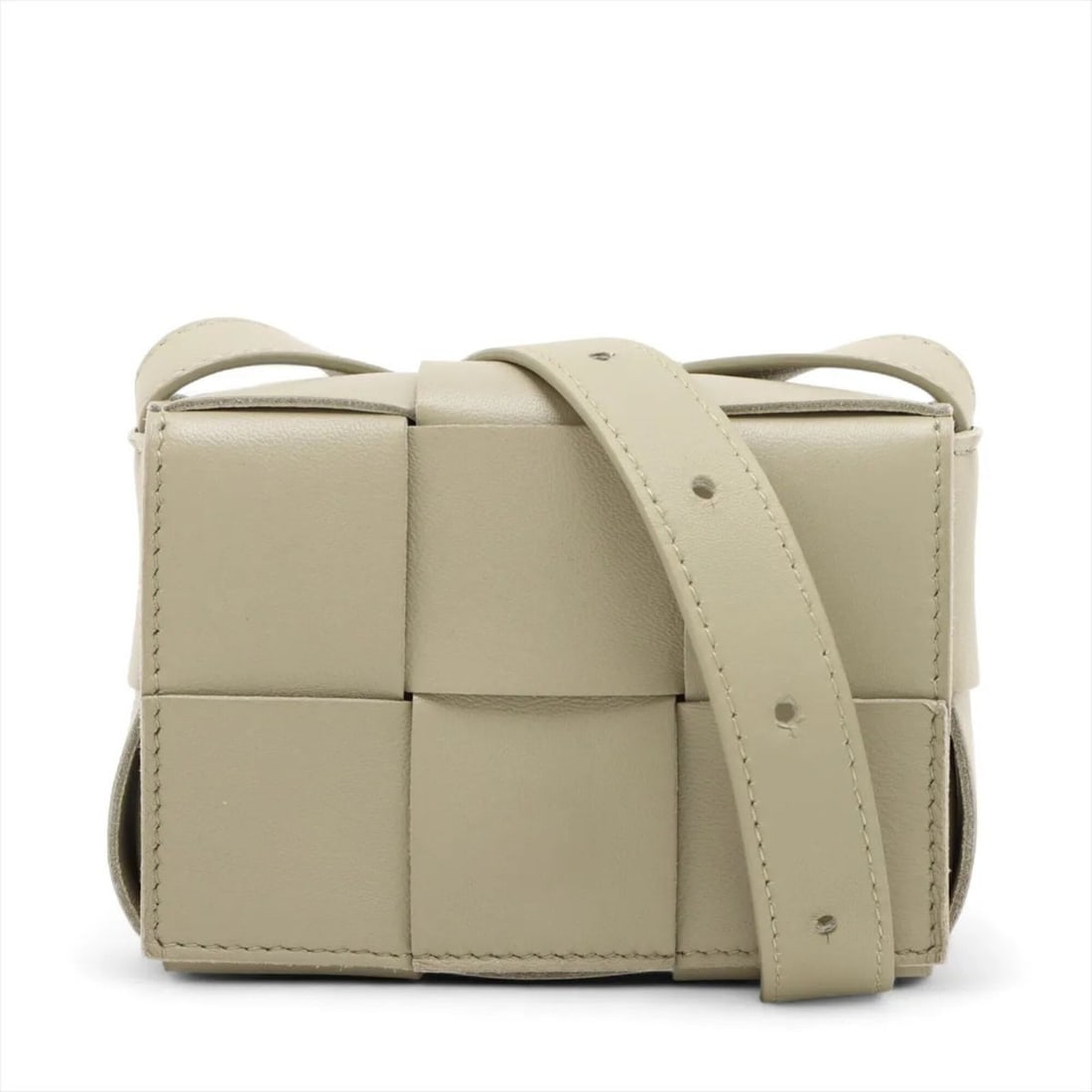Bottega Veneta Maxi Intrecciato Candy Cassette Leather Shoulder Bag, Crossbody Bag for Women: --- Catalog ---Category: SizeSize (HxWxD): 9cm x 12cm x 4cm / 3.54'' x 4.72'' x 1.57''Category: DesignType: Shoulder bagColor: GrayishGender: WomenMaterial: Leather Category: GeneralBrand: Bottega Ven