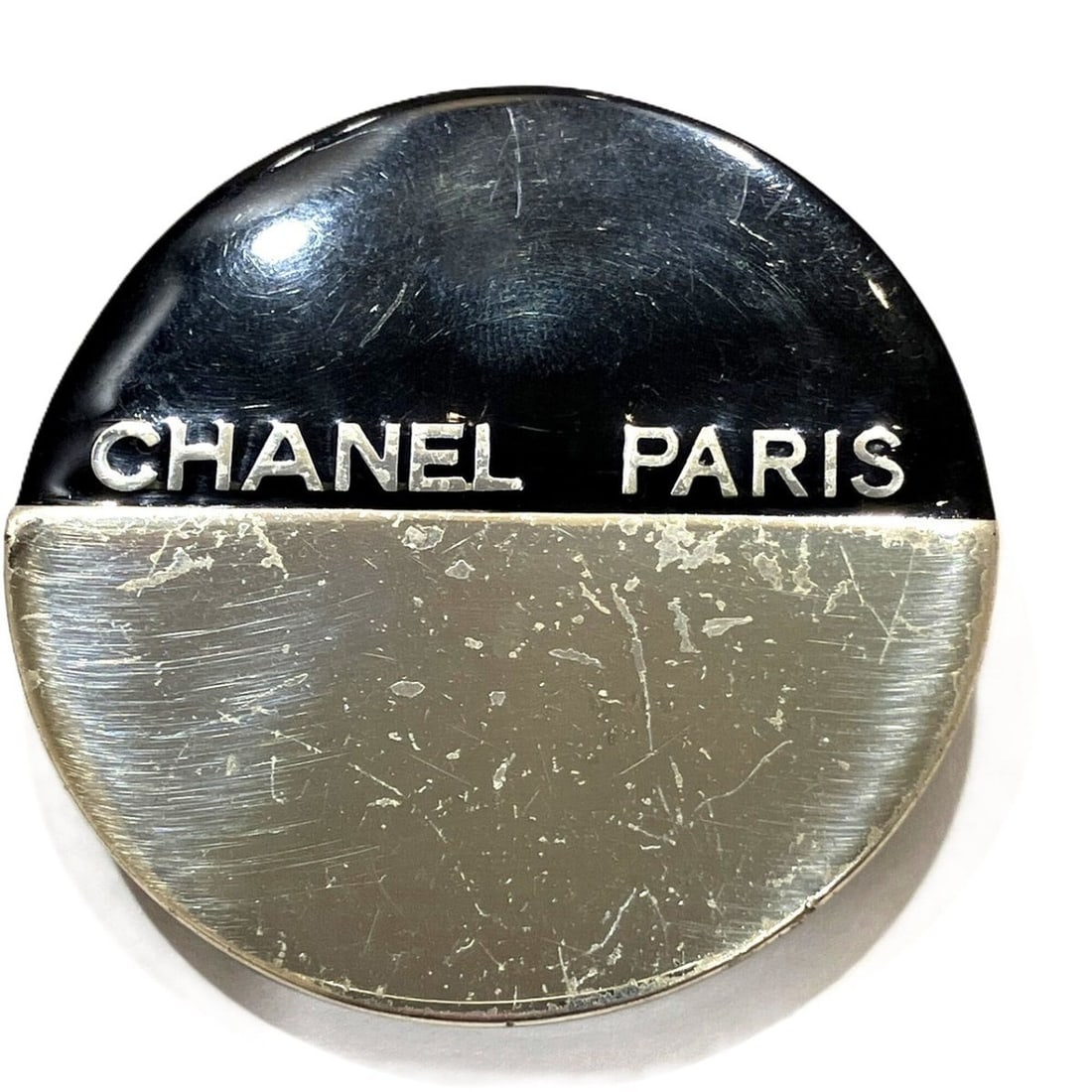 Chanel brooch accessory with logo. Total weight: 25g.: --- Catalog ---Category: DesignType: BroochColor: BlackGender: WomenCategory: GeneralBrand: Chanel--- Item List ---Section: ConditionRanking: Rank B Used - Traces of usage, damages / dirt can be seen 