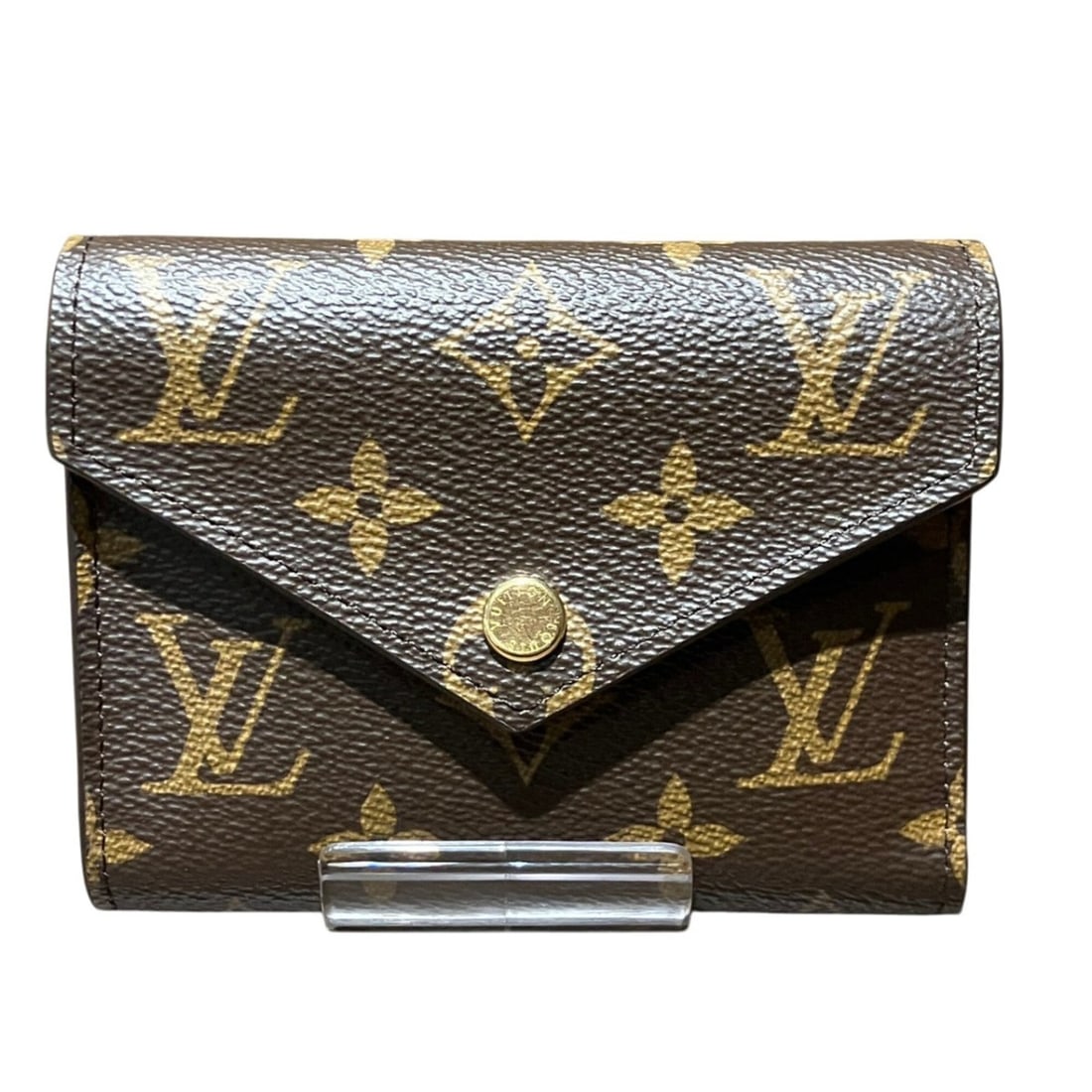 Louis Vuitton Portefeuille Victorine Tri-fold Wallet, Monogram Leather, M62472: --- Catalog ---Category: SizeSize (HxWxD): 9.5cm x 12cm x 1cm / 3.74'' x 4.72'' x 0.39''Category: DesignType: Wallet (tri-fold)Color: BrownGender: Women,MenMaterial: Leather Category: GeneralBrand: Lo