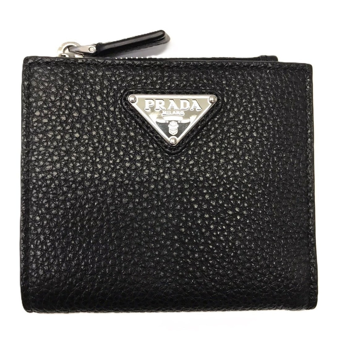 Prada Bi-fold Wallet, Vitello Leather, Black Triangle Design, 2ML0492E54 PRADA: --- Catalog ---Category: SizeSize (HxWxD): 9cm x 10cm x 1cm / 3.54'' x 3.93'' x 0.39''Category: DesignType: Wallet (bi-fold)Color: BlackGender: WomenMaterial: Leather Leather/Fur Type: CalfskinCategor