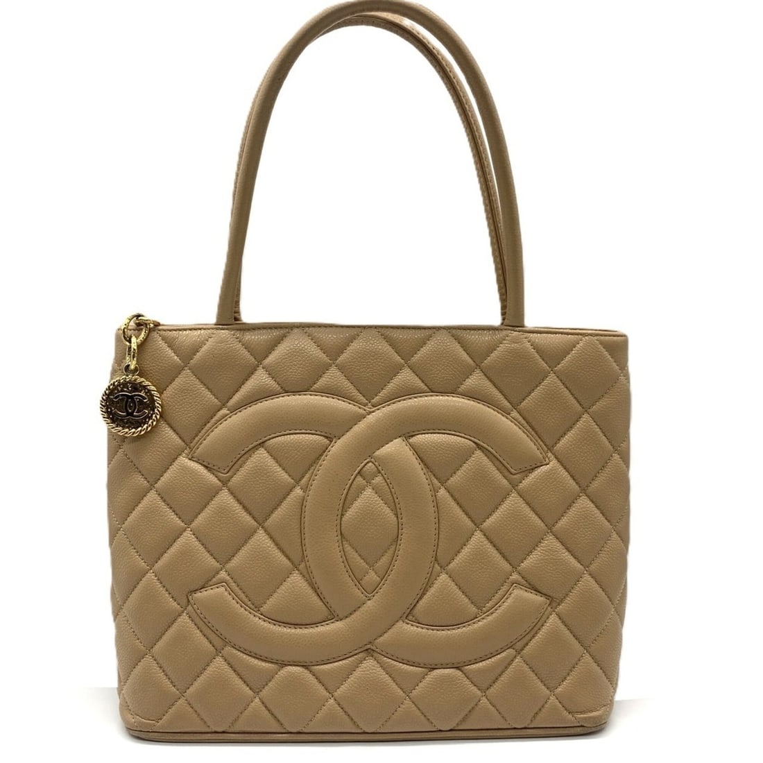 Chanel Reissue Tote Bag, Shoulder Caviar Leather, Beige.: --- Catalog ---Category: SizeWeight: 740g / 1.63lb.Size (HxWxD): 24cm x 30cm x 14cm / 9.44'' x 11.81'' x 5.51''Handle Length: 17cm / 6.69''Category: DesignType: Shoulder bag, Tote bagColor: BeigeGende