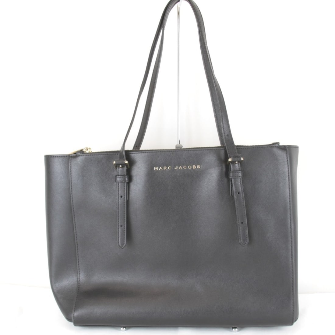 MARC JACOBS ASE4220 Leather Tote Bag, Black, Women's: --- Catalog ---Category: SizeSize (HxWxD): 27cm x 41cm x 10cm / 10.62'' x 16.14'' x 3.93''Category: DesignType: Tote bagColor: BlackGender: WomenMaterial: Leather Category: GeneralMPN: ASE4220Brand: M