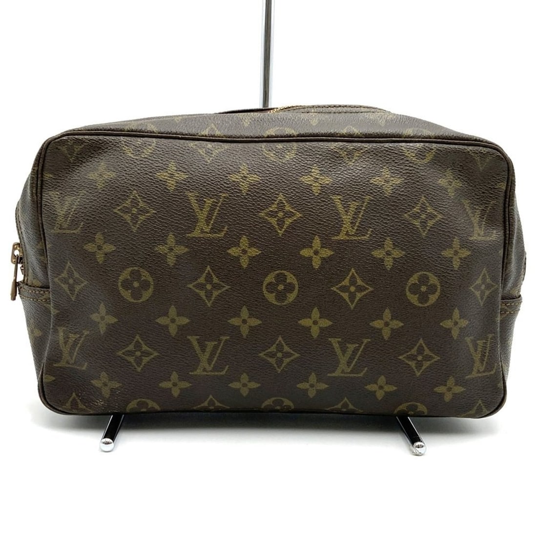 LOUIS VUITTON M47522 Trousses Toilette 28 Monogram Pouch Clutch for Women: --- Catalog ---Category: SizeSize (HxWxD): 18cm x 26cm x 8cm / 7.08'' x 10.23'' x 3.14''Category: DesignType: PouchColor: BrownGender: WomenMaterial: Monogram Category: GeneralMPN: M47522Brand: Louis 