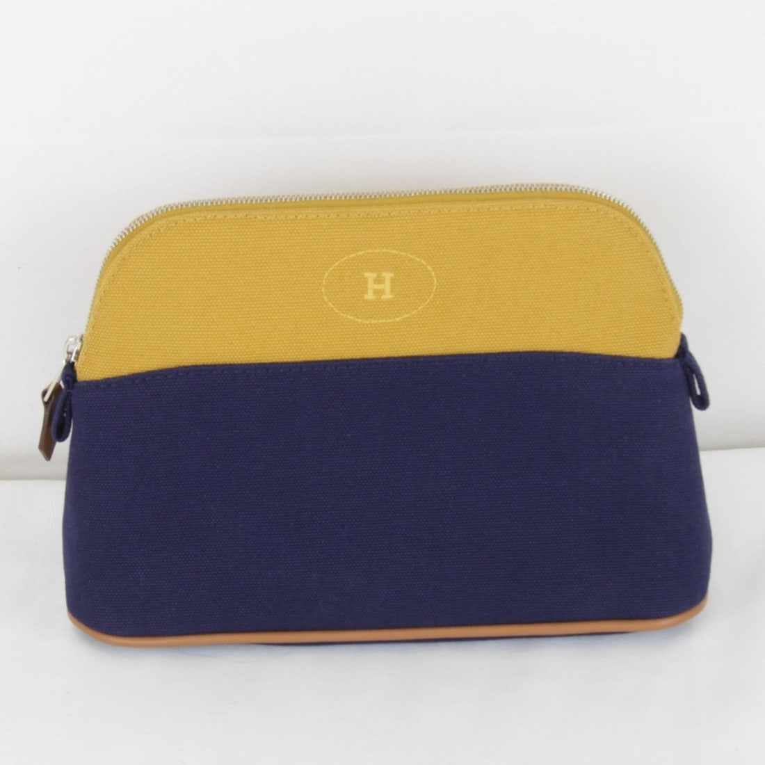 HERMES Bolide Mini Pouch, Cotton, Ochre x Navy, Women's: --- Catalog ---Category: SizeSize (HxWxD): 13.5cm x 21cm x 7cm / 5.31'' x 8.26'' x 2.75''Category: DesignType: PouchColor: NavyGender: WomenMaterial: Cotton Category: GeneralBrand: HermesCountry of Or