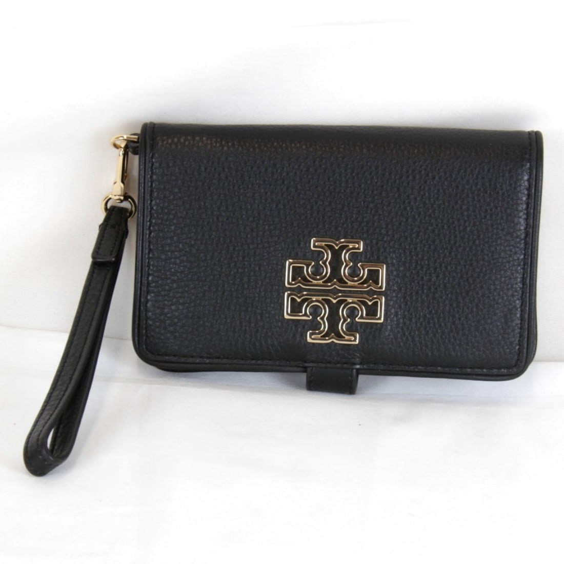 Tory Burch Multi-Case Phone Wallet Long Leather Black Women's: --- Catalog ---Category: SizeSize (HxWxD): 10cm x 17cm x 2.5cm / 3.93'' x 6.69'' x 0.98''Category: DesignType: Phone walletColor: BlackGender: WomenMaterial: Leather Category: GeneralBrand: Tory Burch