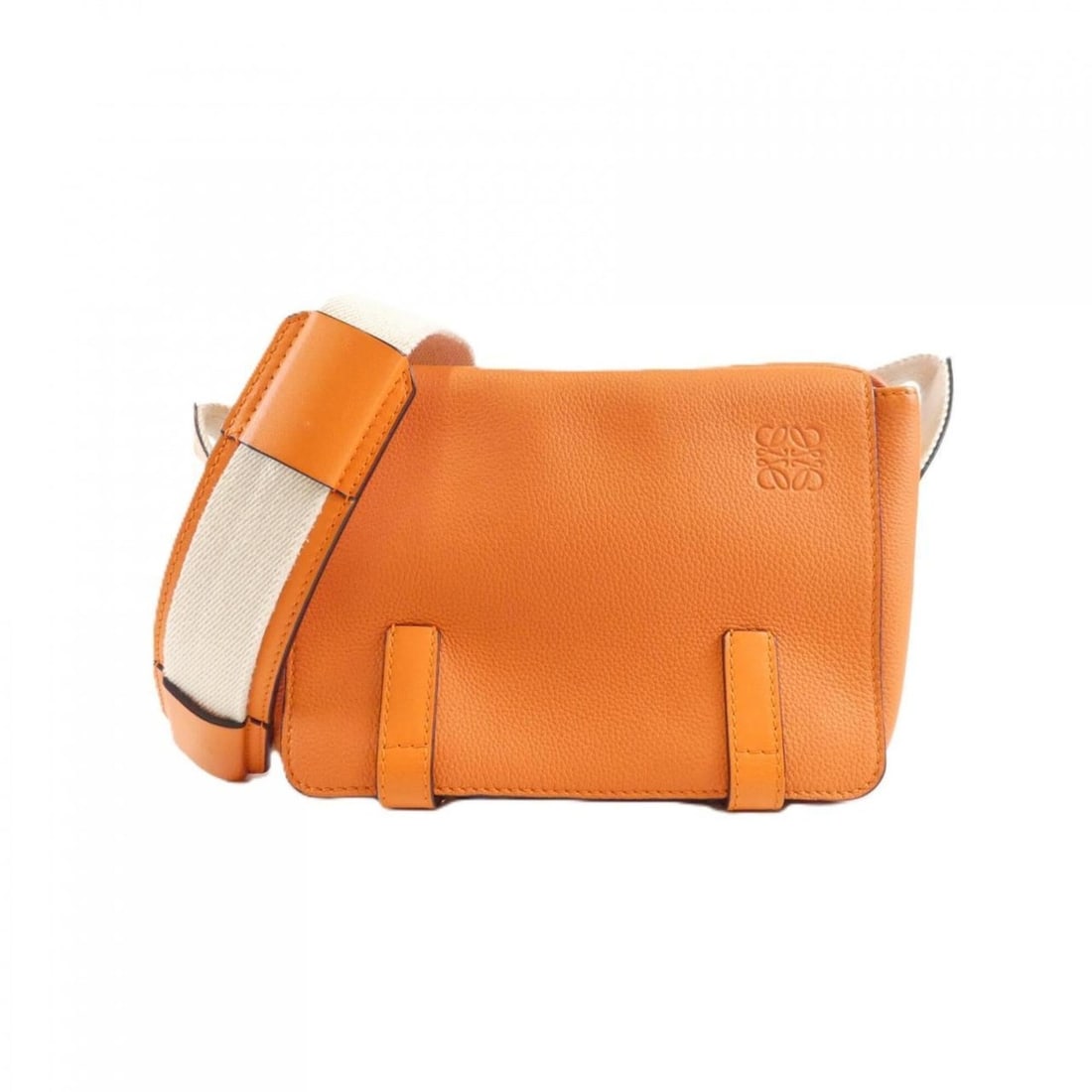 Loewe Military Messenger XS 317 12AA72 Shoulder Bag: --- Catalog ---Category: SizeSize (HxWxD): 18cm x 24cm x 8cm / 7.08'' x 9.44'' x 3.14''Category: DesignType: Shoulder bagColor: OrangeGender: Men,WomenMaterial: Leather Hardware Color: SilverLeather/F