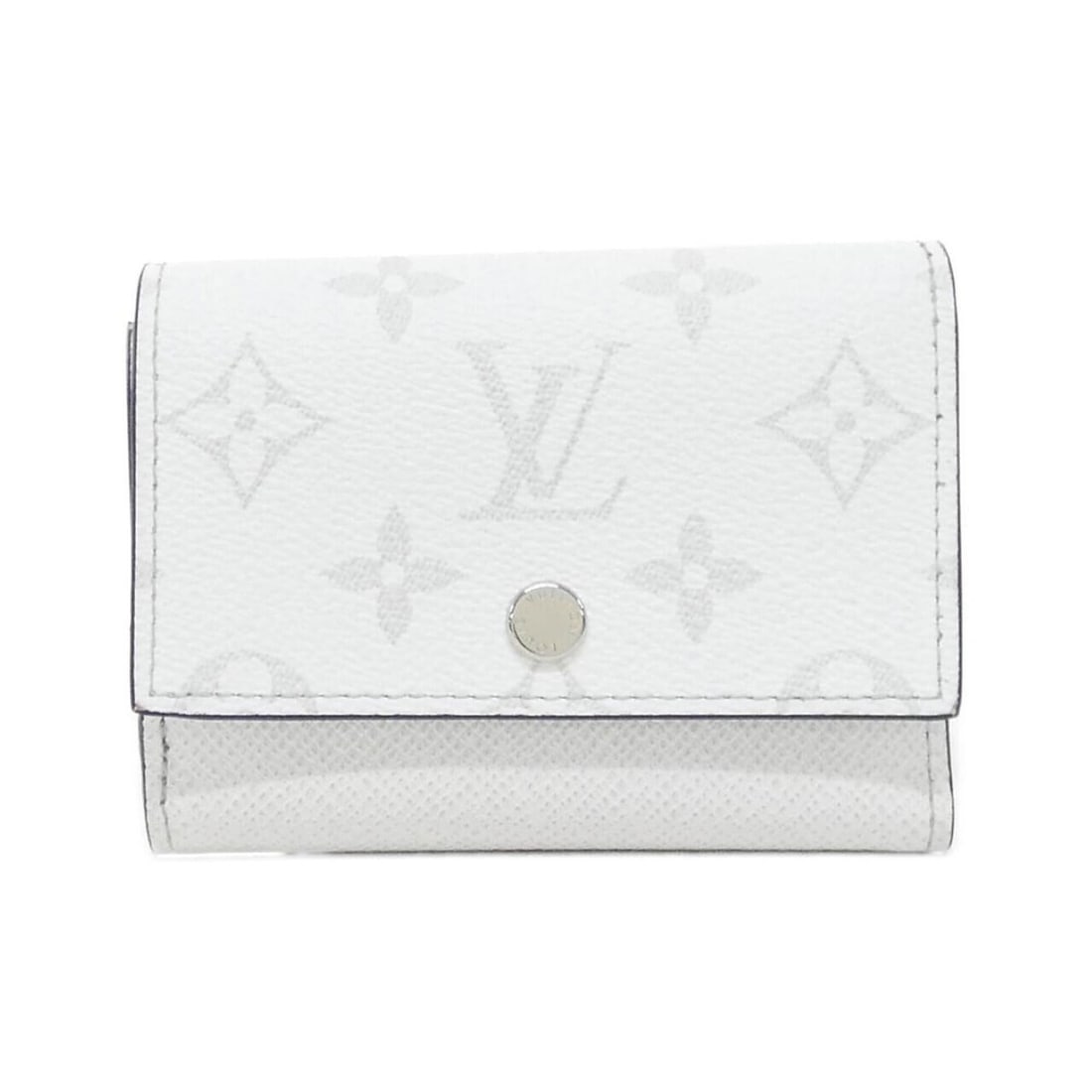 Louis Vuitton Taiga Rama Victor Wallet M28069: --- Catalog ---Category: SizeSize (HxWxD): 9cm x 11cm x 2cm / 3.54'' x 4.33'' x 0.78''Category: DesignType: Card walletColor: WhiteGender: MenMaterial: Coated canvas , Leather Leather/Fur Type: Calfsk