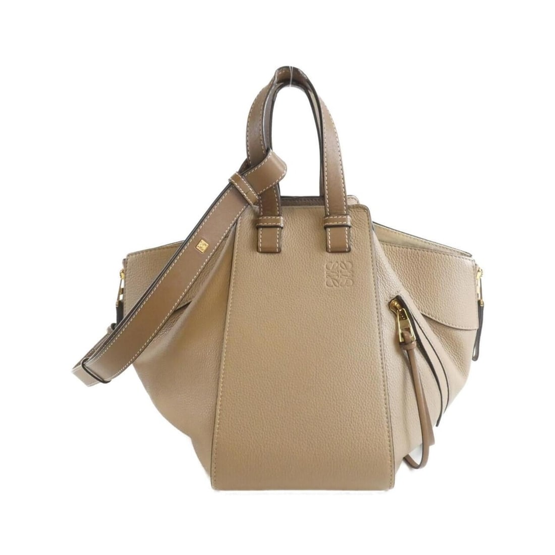 Loewe Hammock Small 38712KBN60 Shoulder Bag: --- Catalog ---Category: SizeSize (HxWxD): 24cm x 33cm x 27cm / 9.44'' x 12.99'' x 10.62''Category: DesignType: Shoulder bagColor: Beige, SandGender: WomenMaterial: Leather Leather/Fur Type: