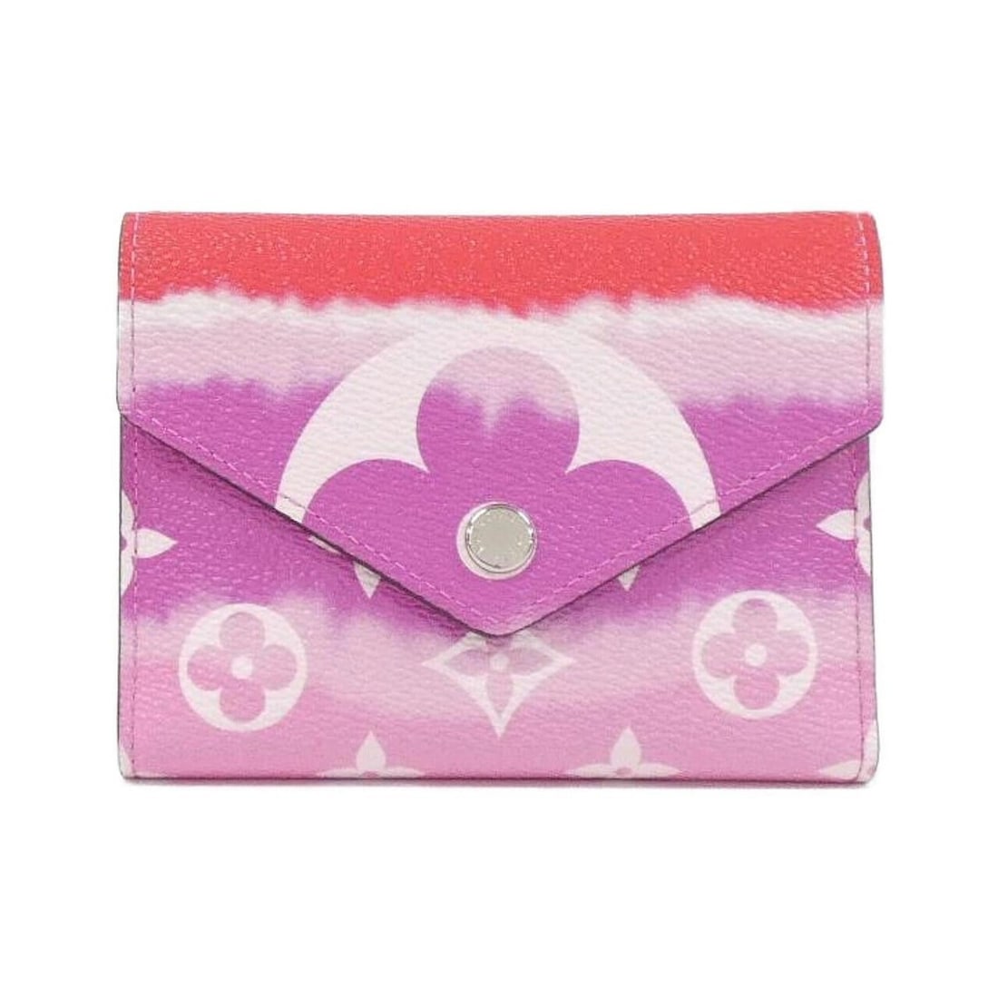 Louis Vuitton LV Escale Portefeuille Victorine M68842 Wallet: --- Catalog ---Category: SizeSize (HxWxD): 9cm x 12cm x 2cm / 3.54'' x 4.72'' x 0.78''Category: DesignType: Wallet (tri-fold)Color: RougeGender: WomenMaterial: Coated canvas Category: GeneralMPN: