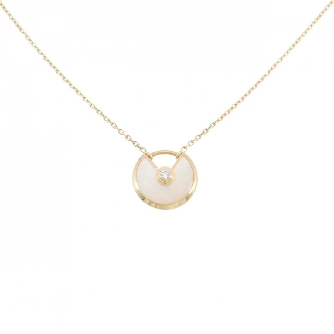 Cartier Amulette Extra Small Necklace: --- Catalog ---Category: SizePendant Size: 11.3mm x 11.9mm / 0.44'' x 0.46''Neck Circumference: 38 cm - 41 cm / 14.96'' - 16.14''Category: DesignStone: DiamondGender: WomenMaterial: Yellow gold